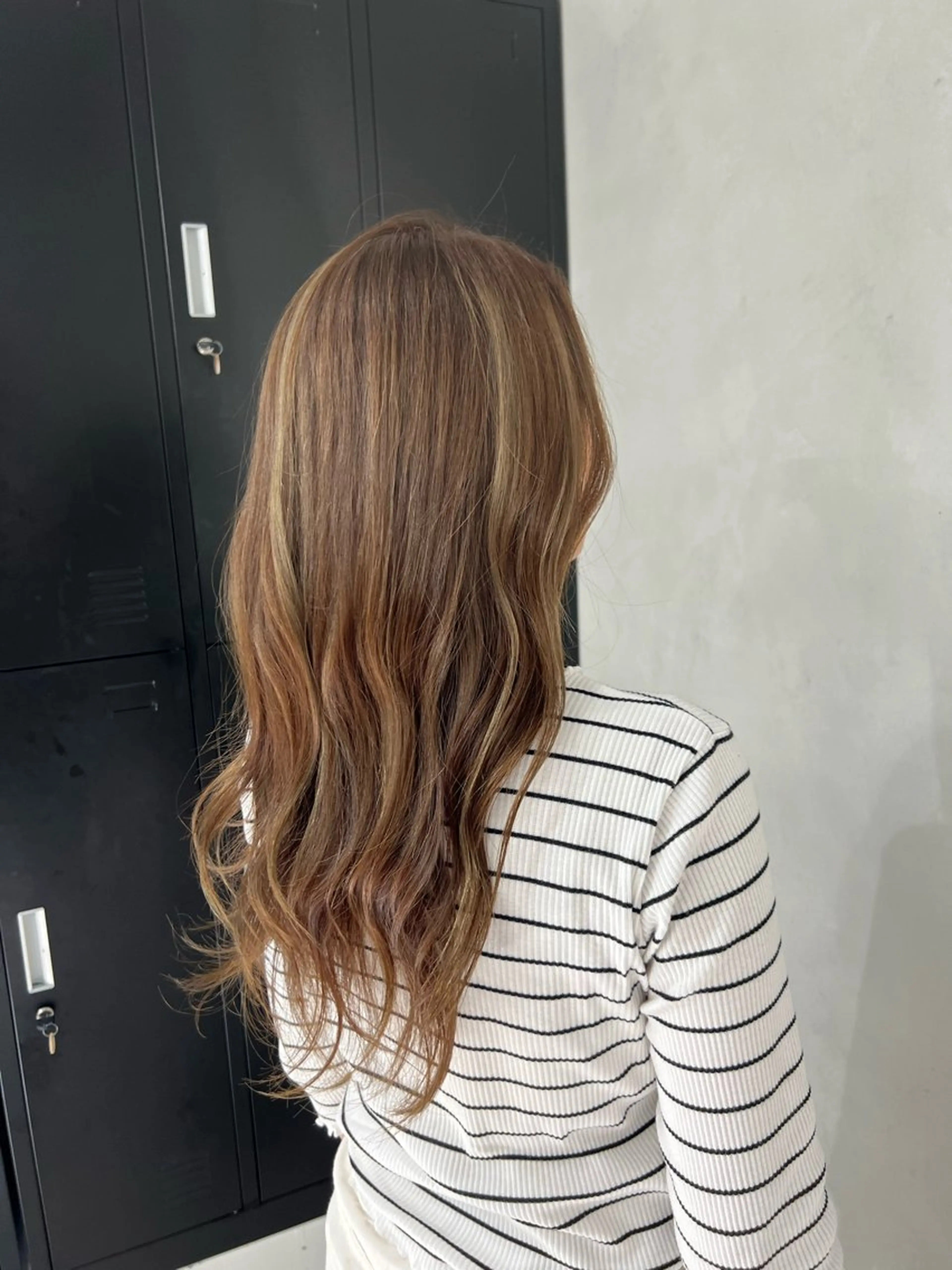 ロング カラー 小森聖奈 韓国風レイヤーカットのヘアスタイル