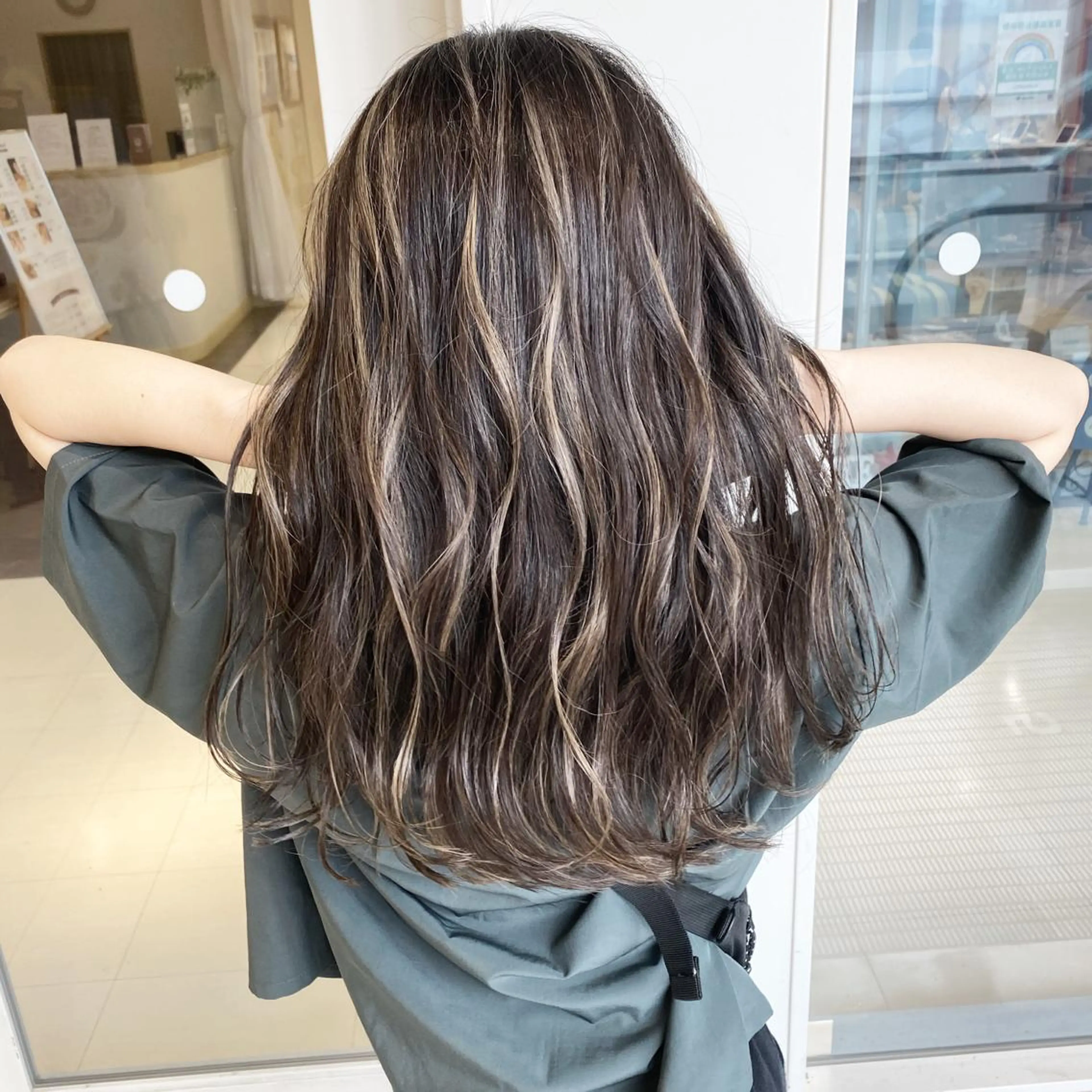 セミロング カラー ハイライトカラー ハイライト カット ヘアカラー トリートメント ブリーチカラーレイヤ ーカット🦋annaのヘアスタイル