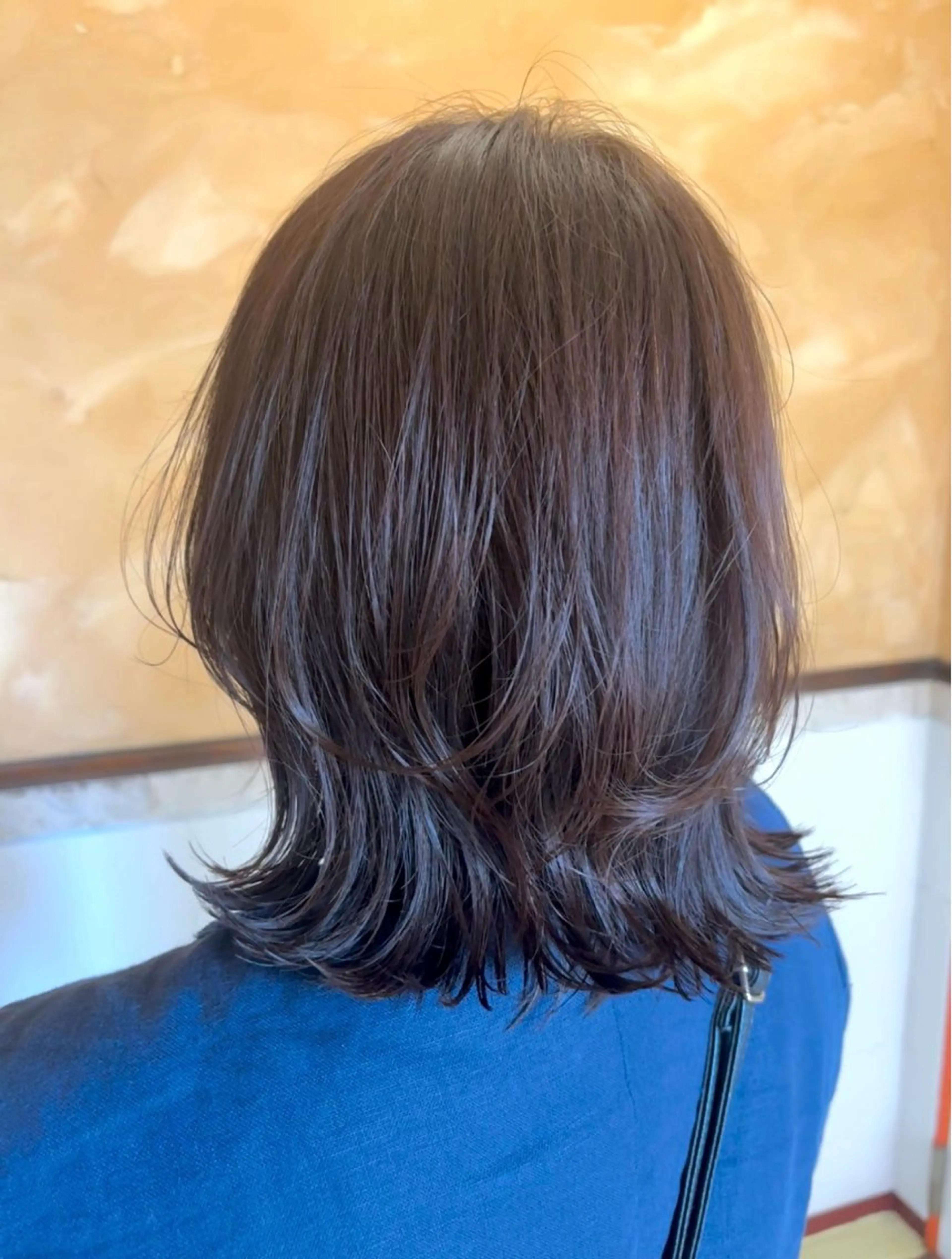 ミディアム カラー ミディアムレイヤー ブラウンカラー 透明感カラー オリーブブラウン レイヤーカット カット ヘアカラー ブリーチなしベージュ 特化 松村 茶屋町のヘアスタイル