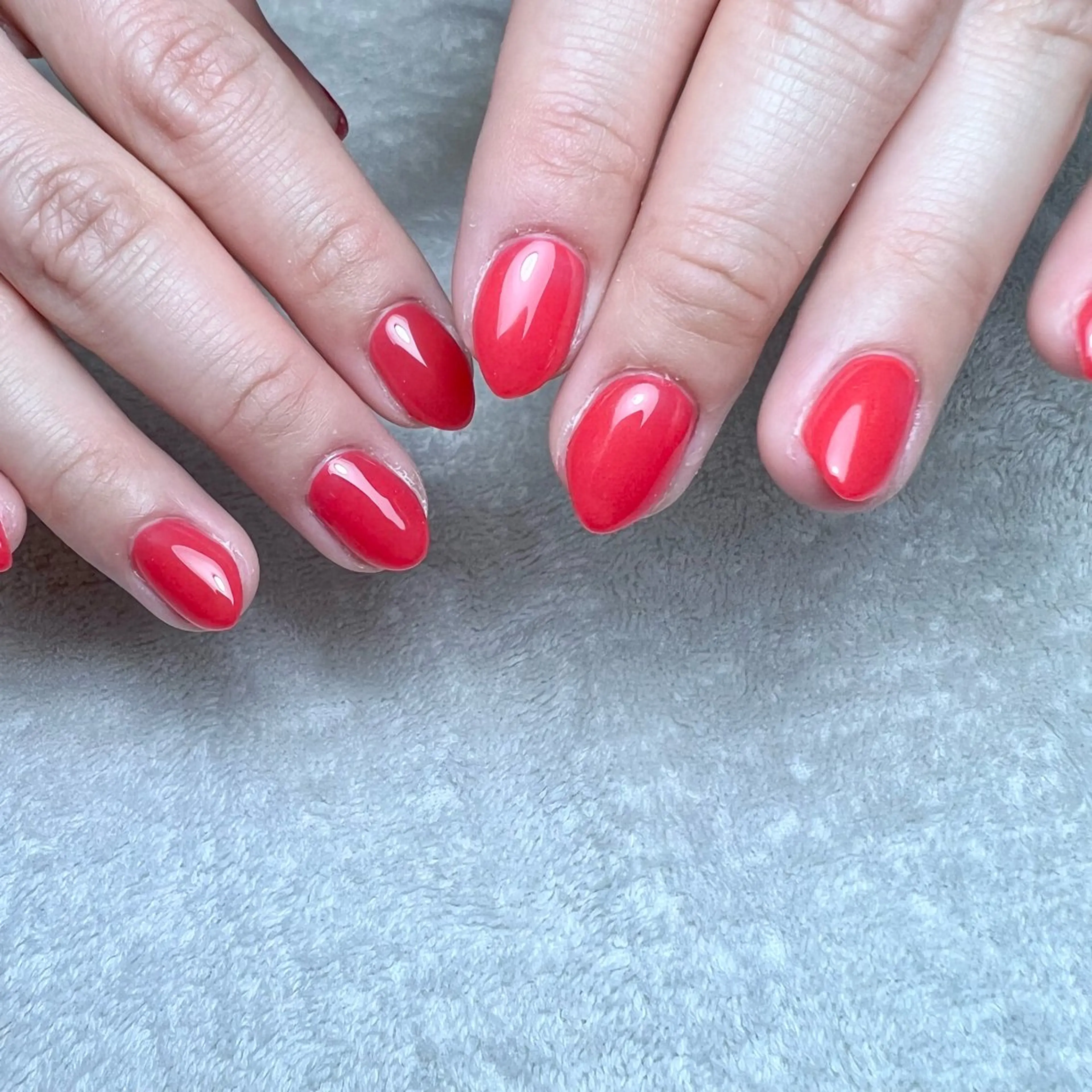 ネイル ワンカラーネイル 赤色 シンプルネイル ハンドネイル COCO+所属・COCO +のエステ・リラクイメージ