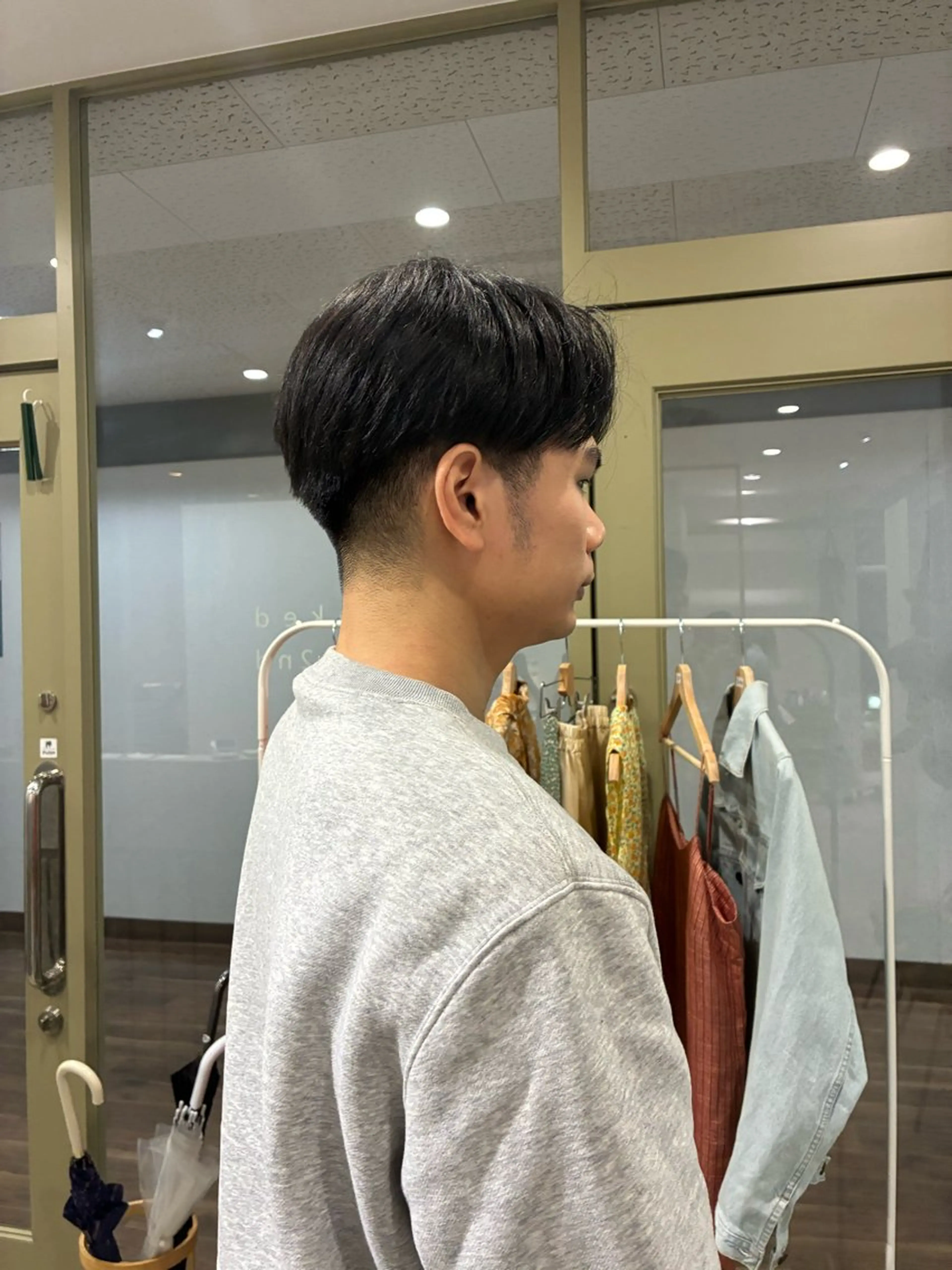 メンズ センターパート 刈り上げ 平松 里穗のヘアスタイル