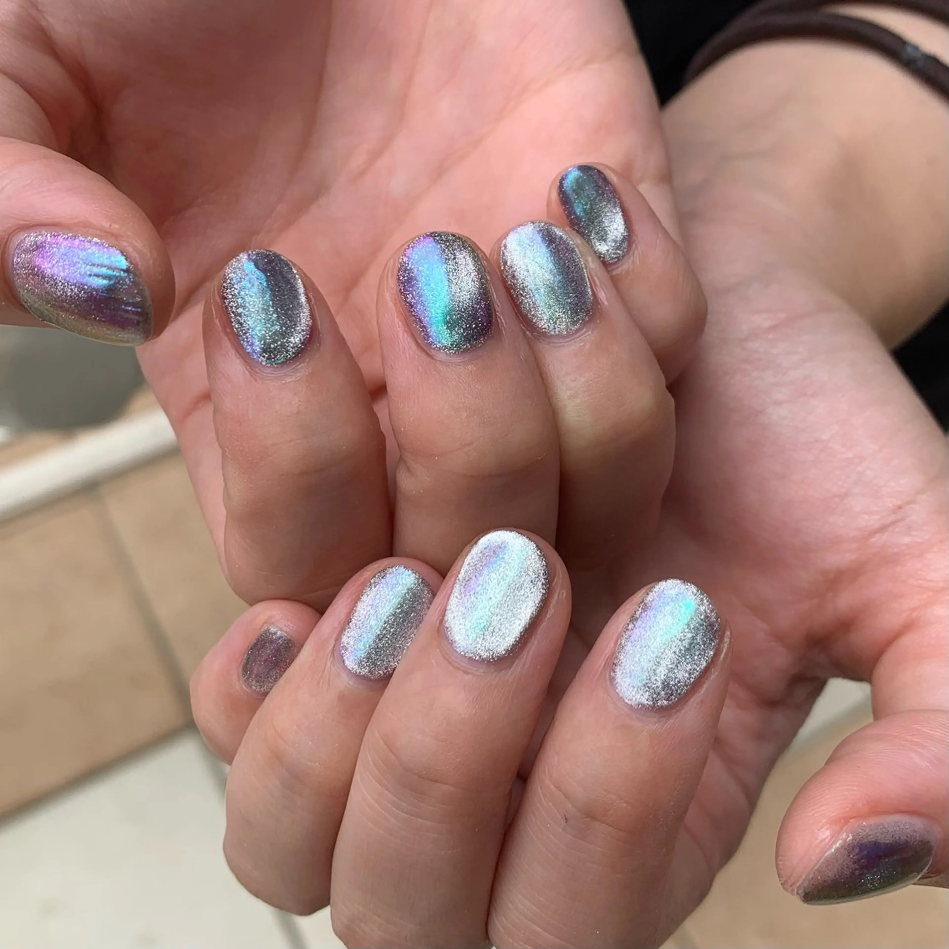 ネイル マグネットネイル ミラーネイル ハンドネイル YUKIMO🍎名駅 /ニュアンスのネイルデザイン