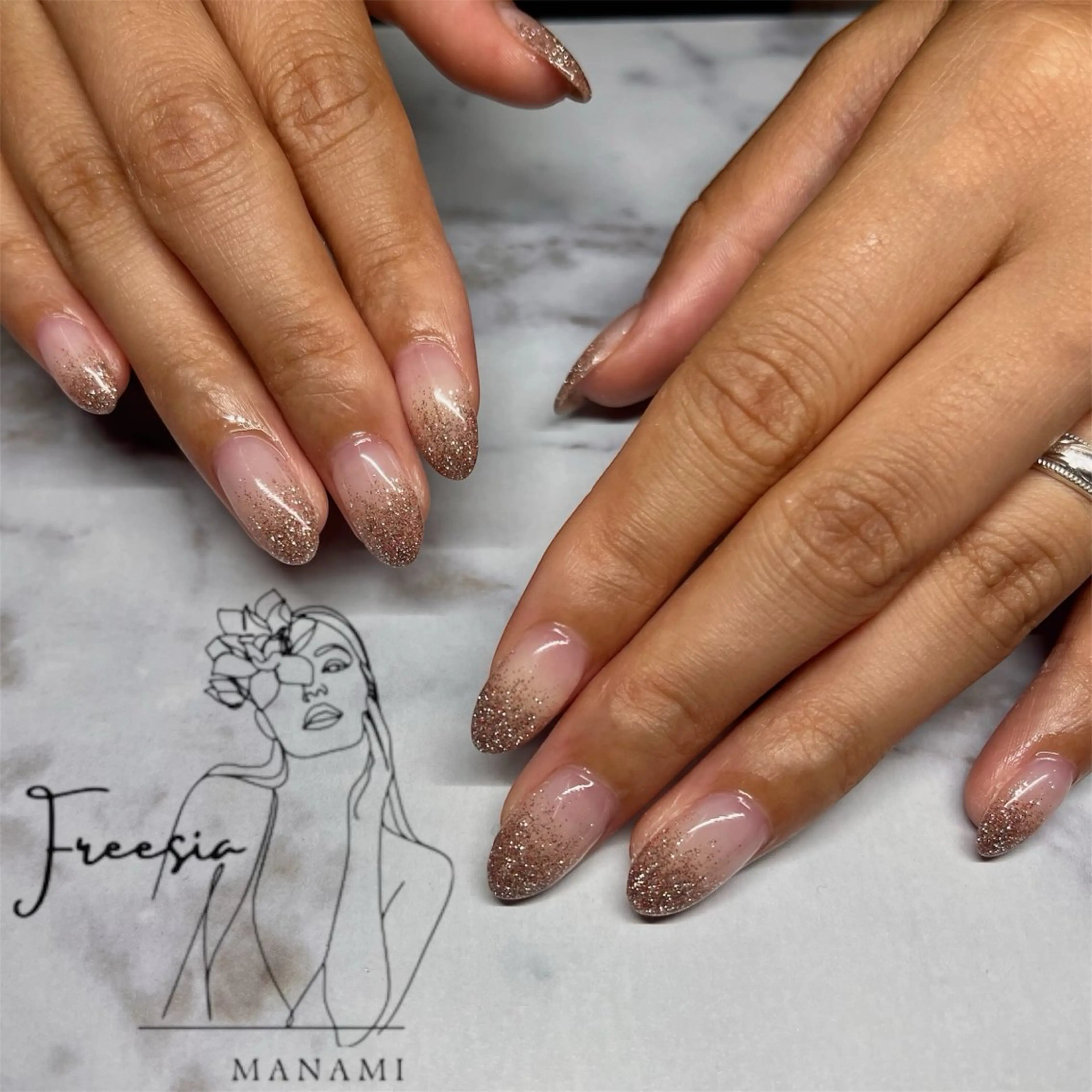 ネイル グラデーション ラメ(グリッター) ラメグラデーション ハンドネイル freesia Manamiのネイルデザイン