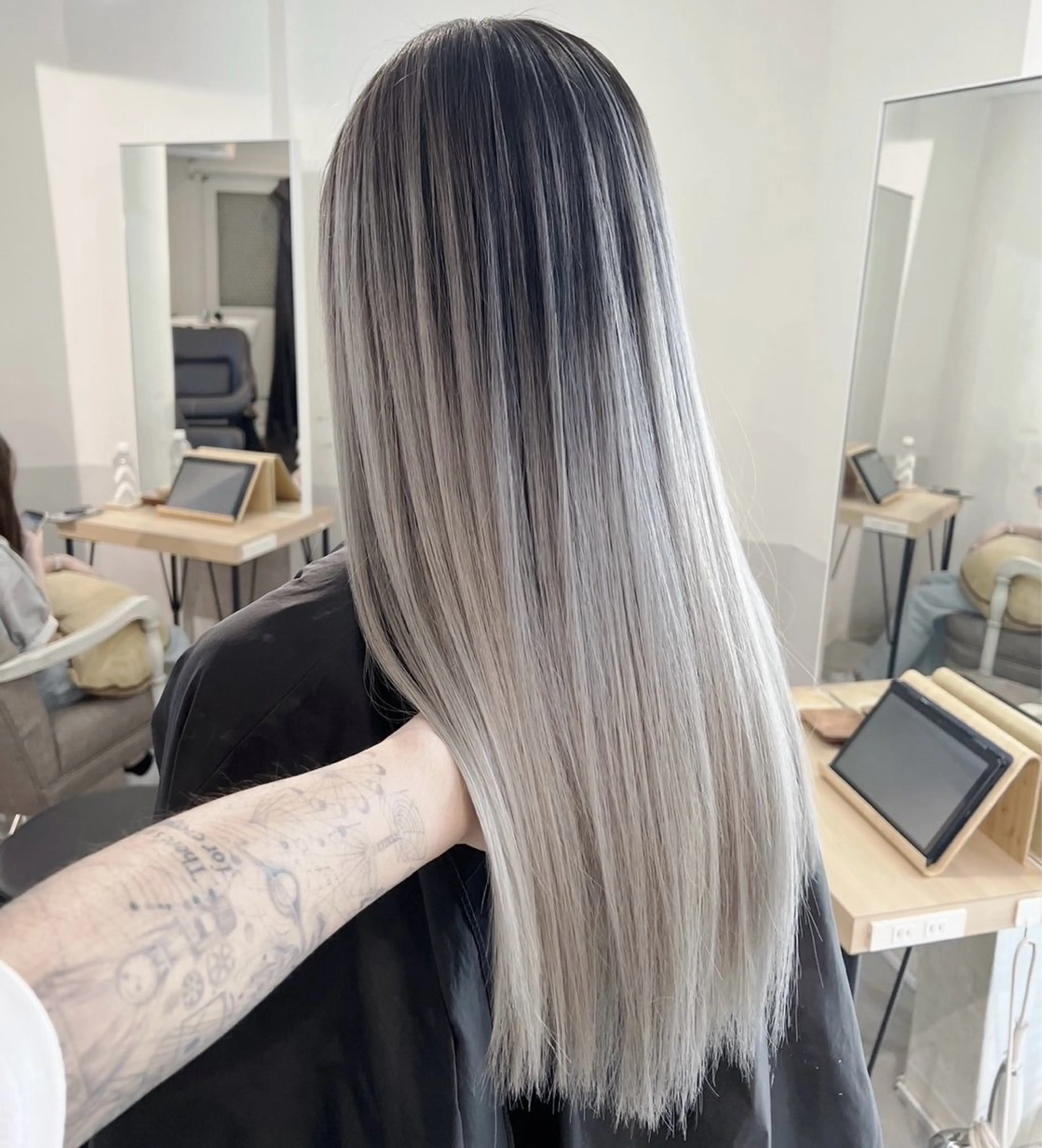 ロング カラー バレイヤージュ シルバー ホワイトシルバー レイヤーカット ヘアカラー トリートメント ROBIN所属・指名数No.1 /NAOYAのヘアスタイル