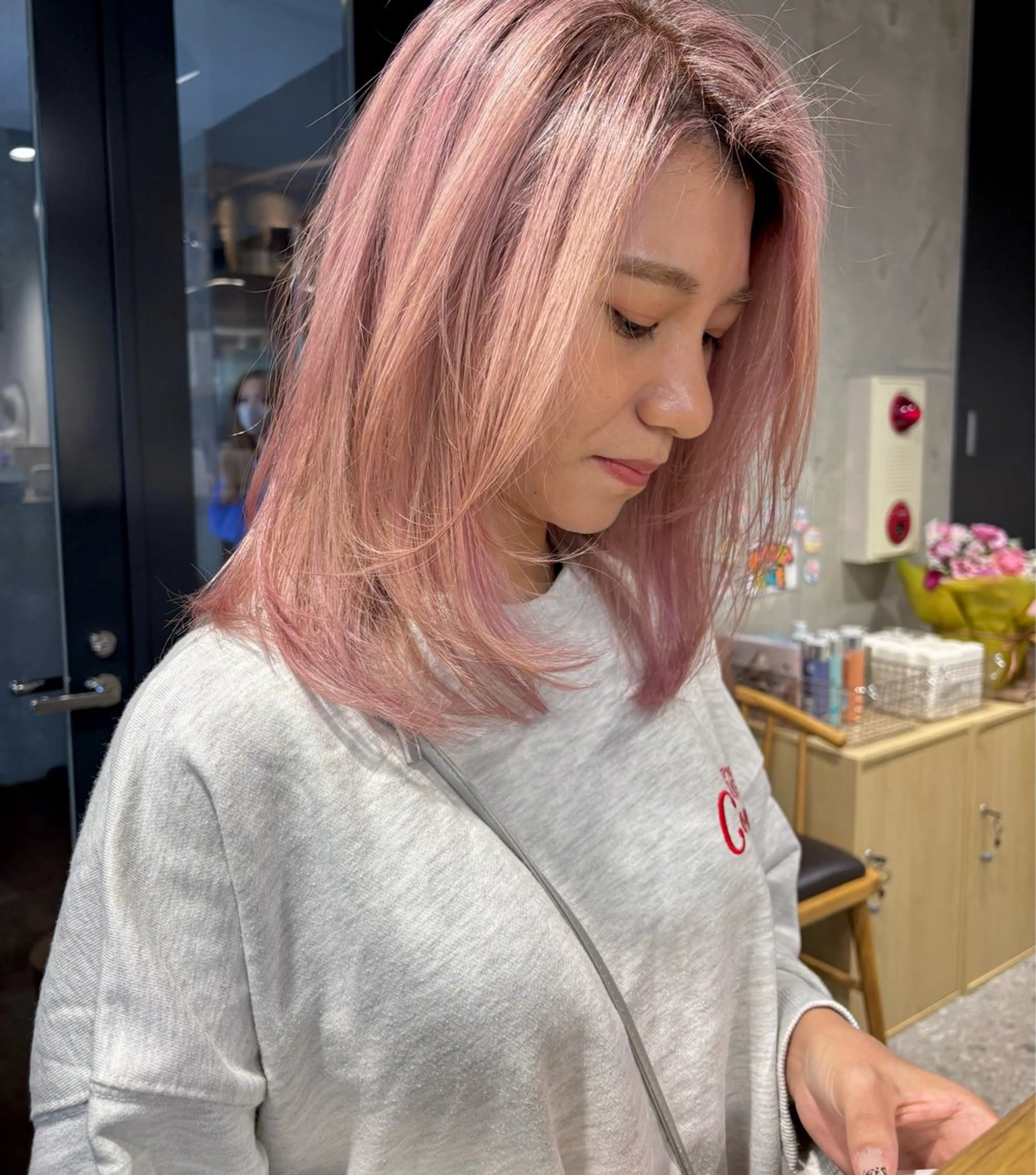 セミロング カラー ブリーチ ピンクカラー ホワイトピンク その他 ブリーチカラーレイヤ ーカット🦋annaのヘアスタイル