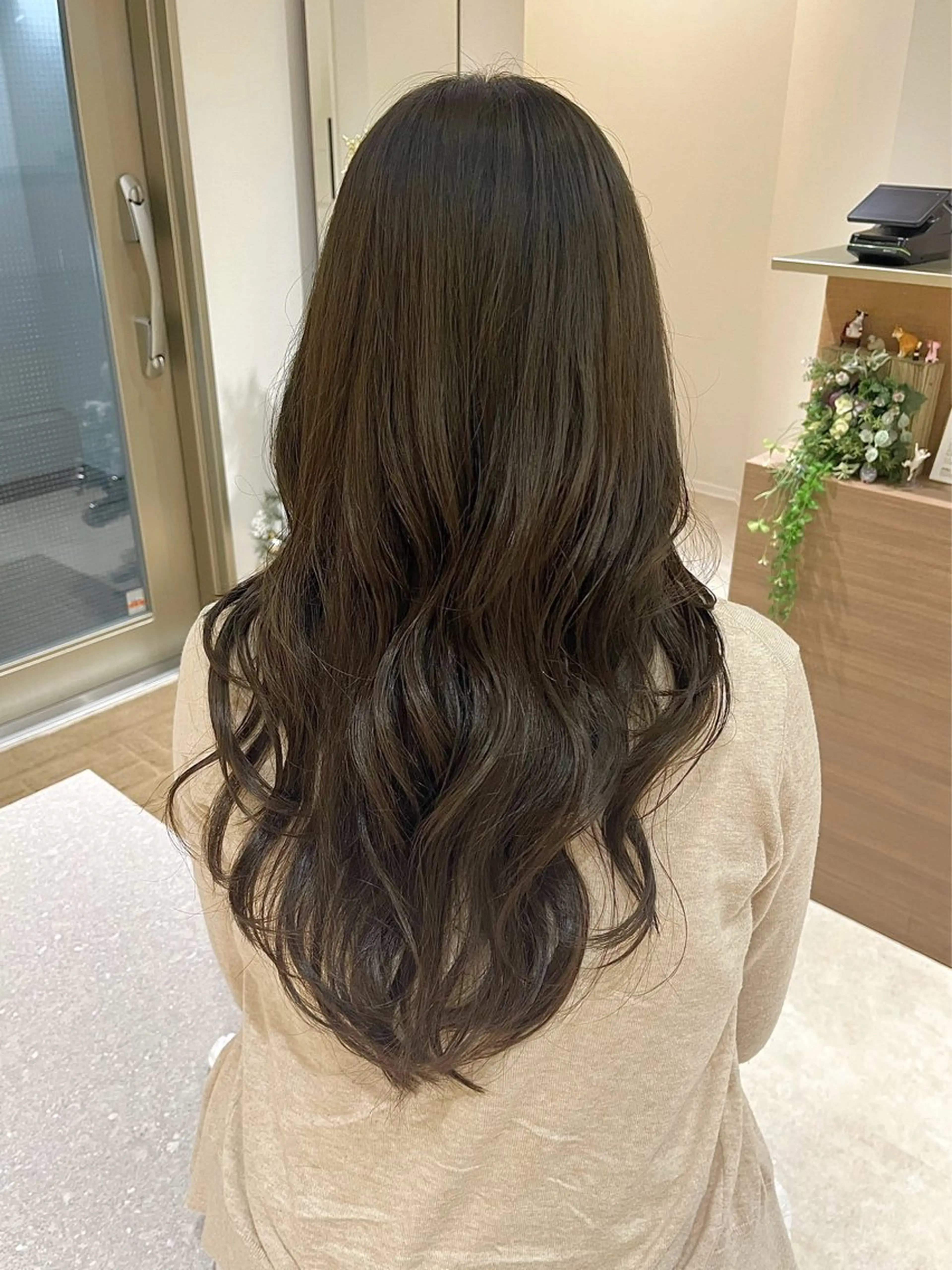 ロング カラー ベージュカラー オリーブベージュ レイヤーカット カット ヘアカラー トリートメント KANO🌷 ブリーチなしカラーのヘアスタイル