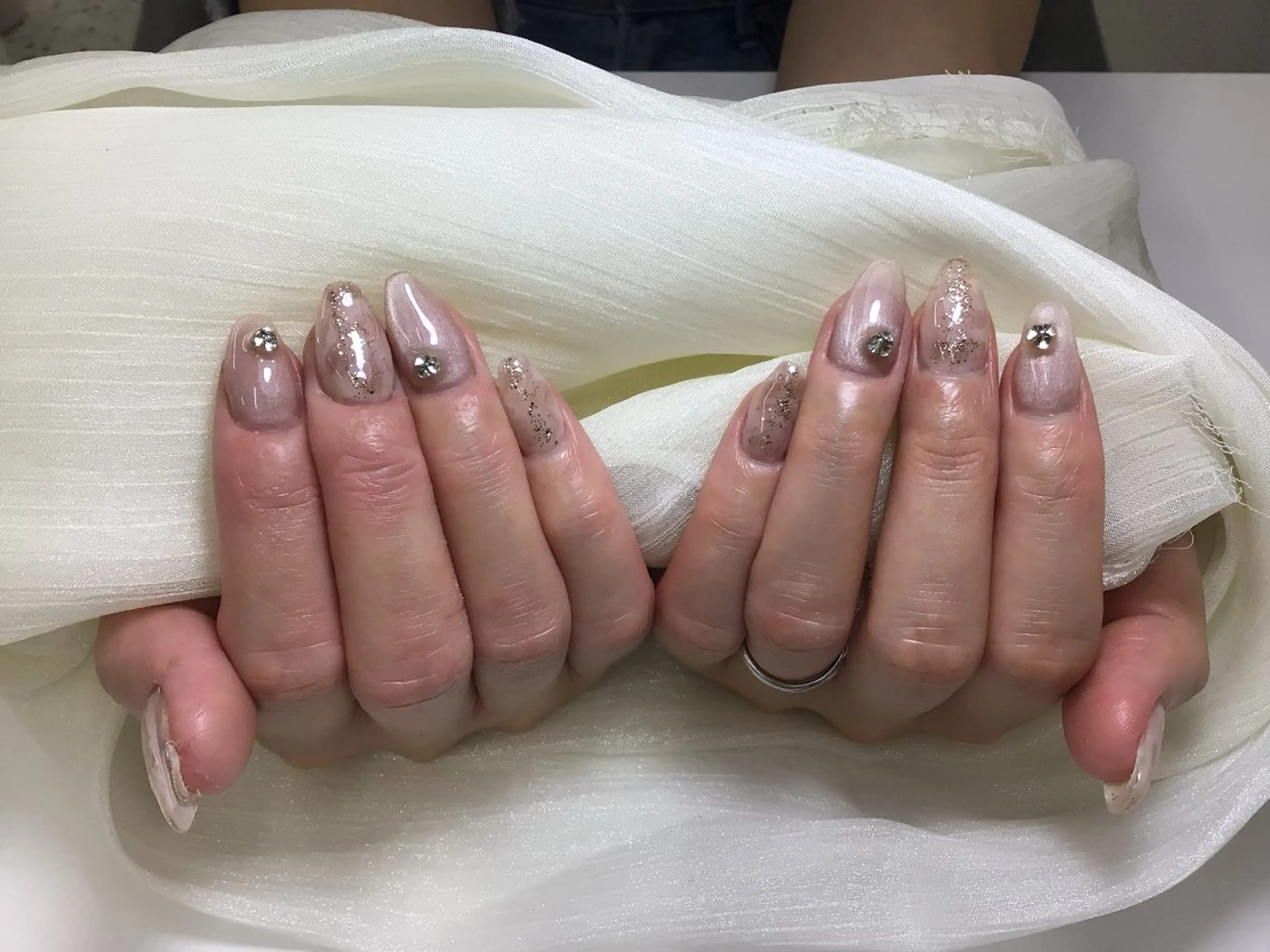ネイル アートネイル キラキラネイル WHITE NAIL 梅田店 nozomiのネイルデザイン