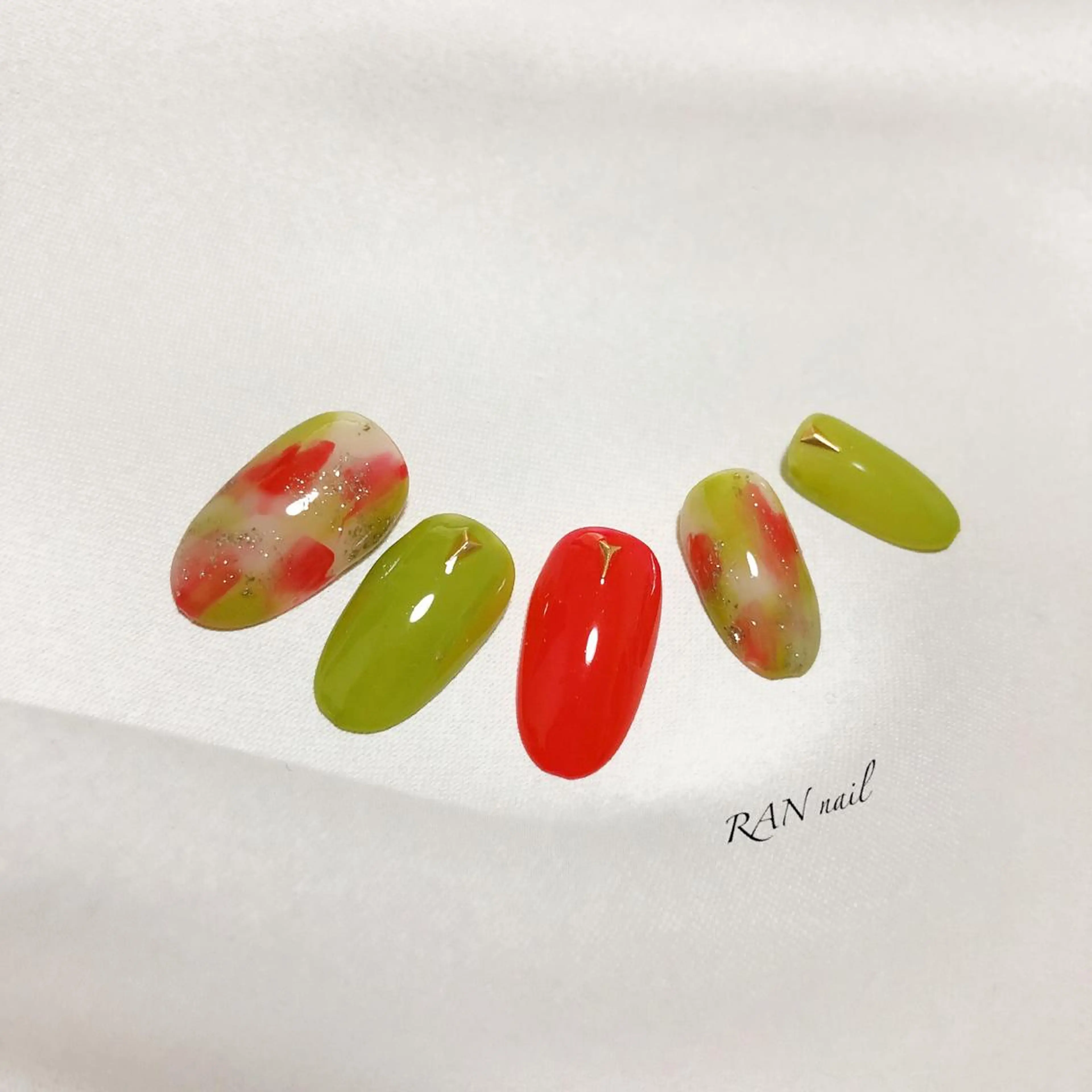 ネイル フットネイル グリーン オフィスネイル 赤色 春ネイル ハンドネイル フットネイル RAN nail 〜ランネイル〜所属・RAN nailのネイルデザイン