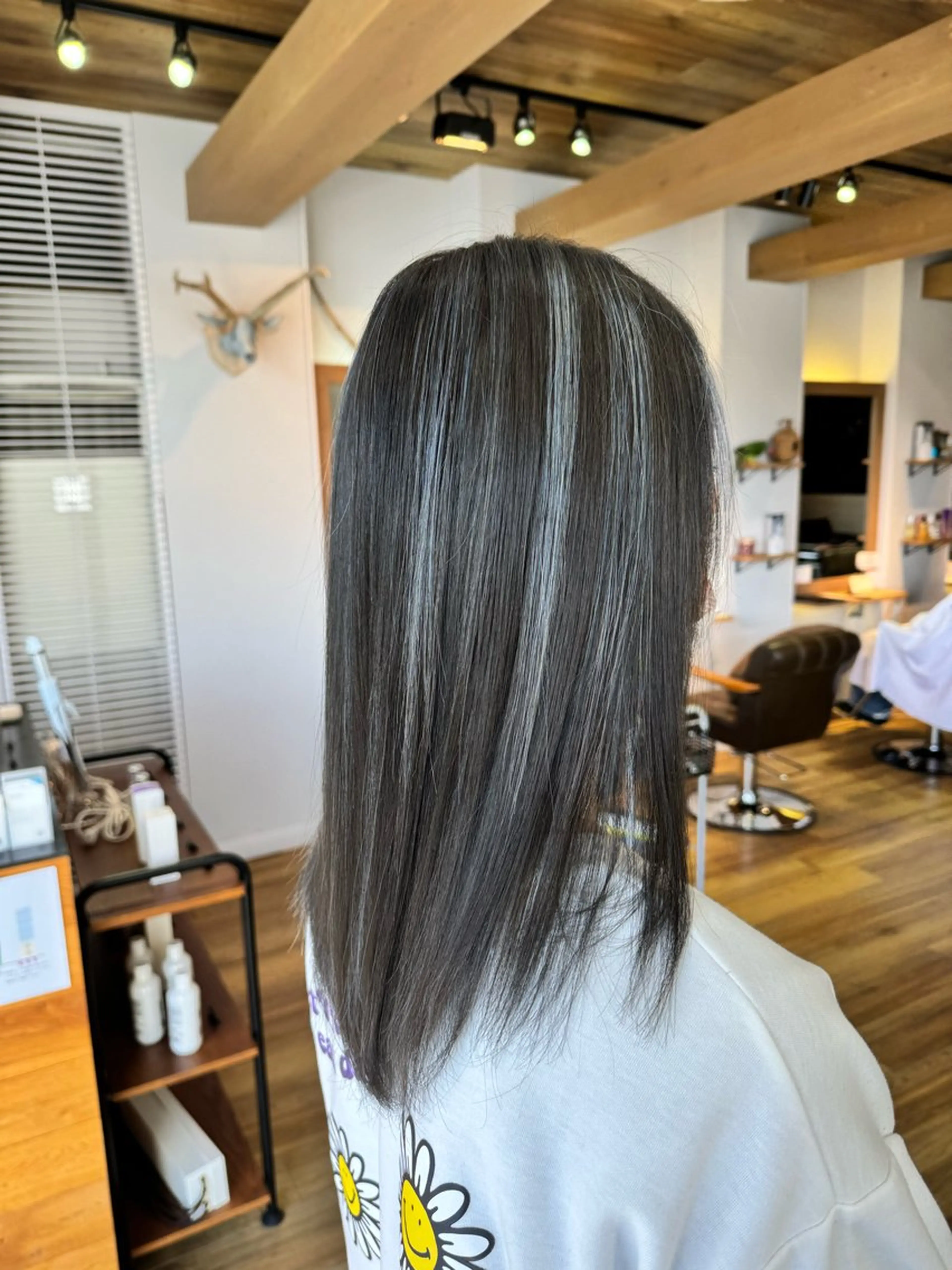 ロング カラー ブリーチ シルバー ヘアカラー トリートメント ツキダテ ユイのヘアスタイル