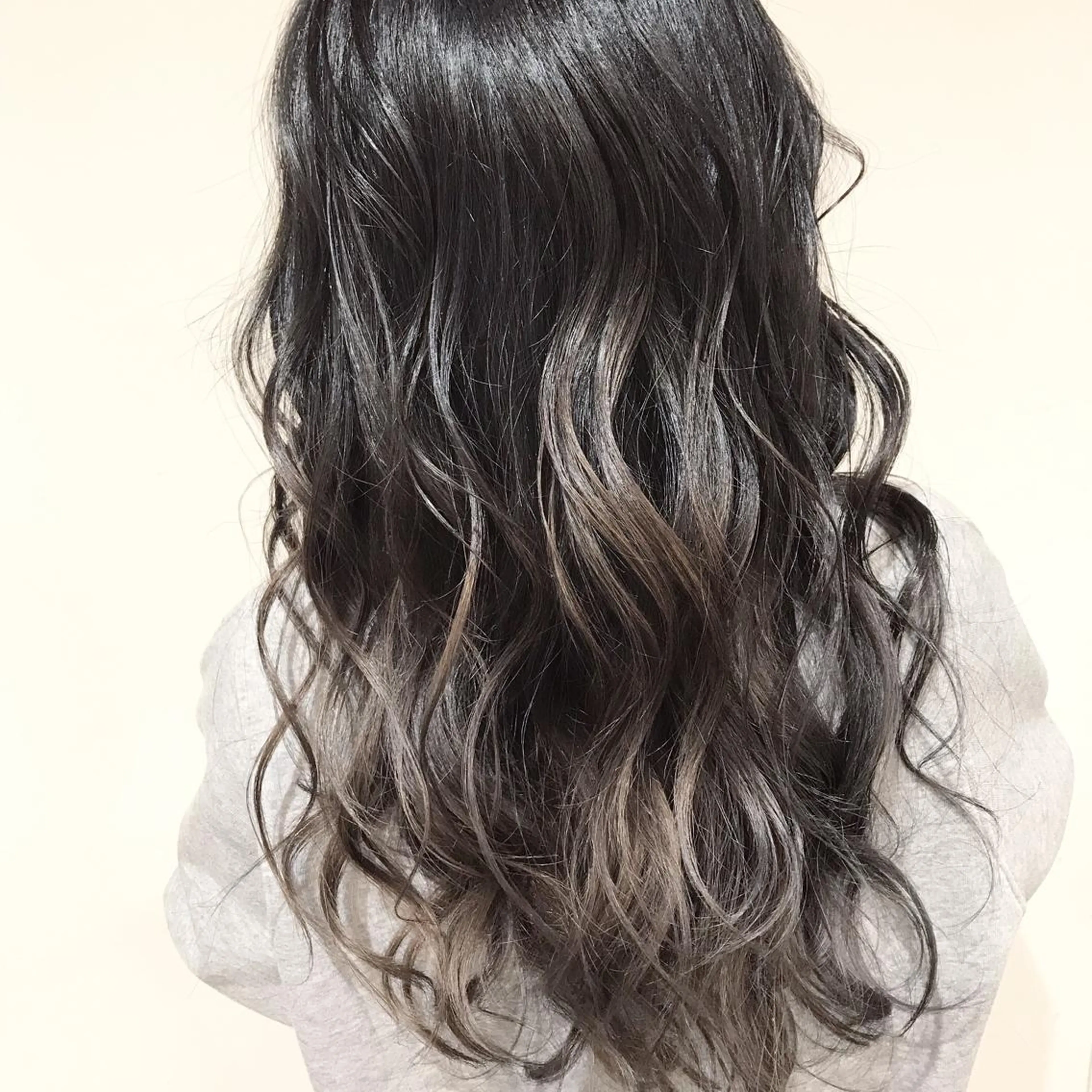 ミディアム カラー アッシュ アッシュグレー アッシュグレージュ バレイヤージュ ブリーチ AMI Hair  supply所属・髪質改善カラー 韓国風レイヤーのヘアスタイル