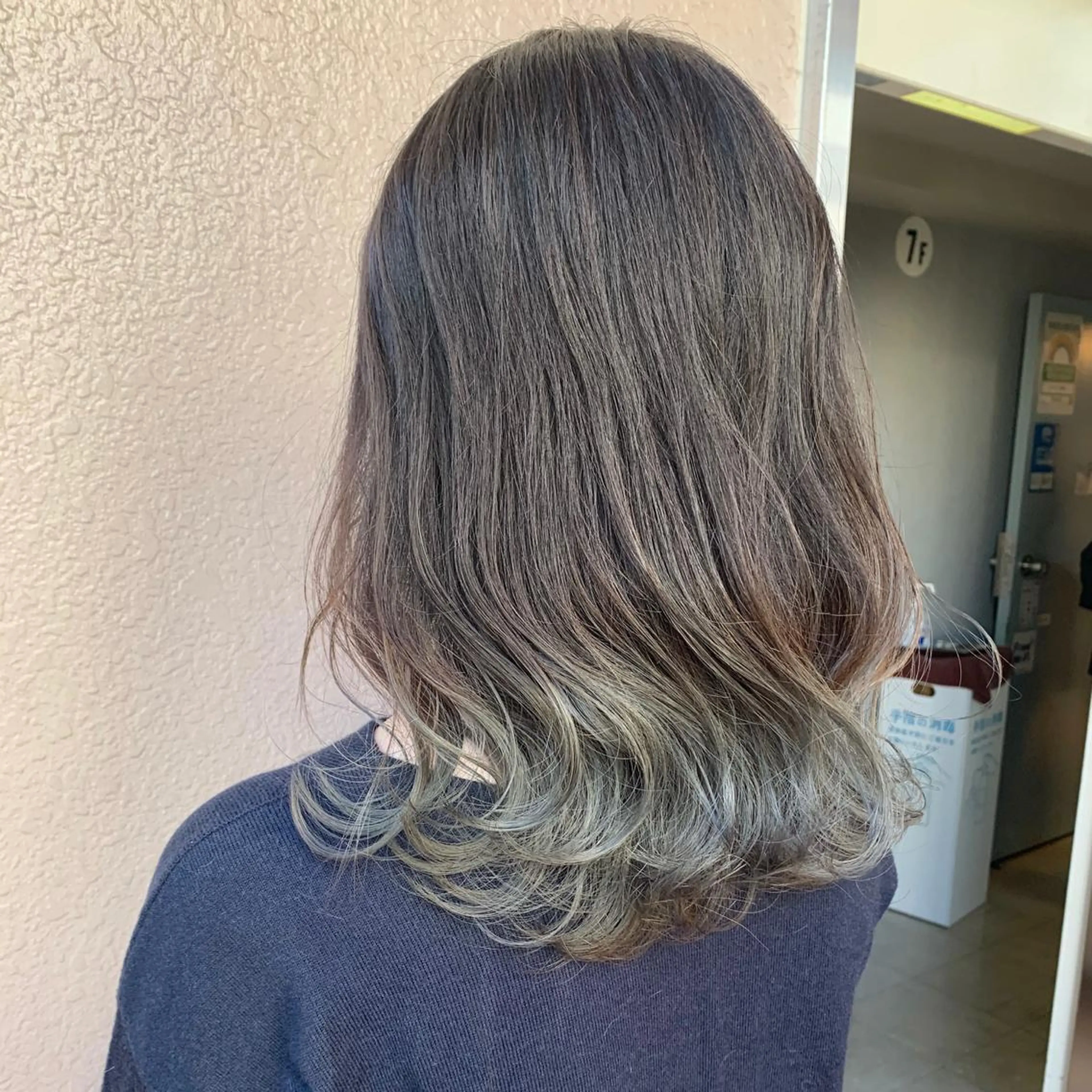 セミロング 淡色ふんわりhair 新宿satomiのヘアスタイル