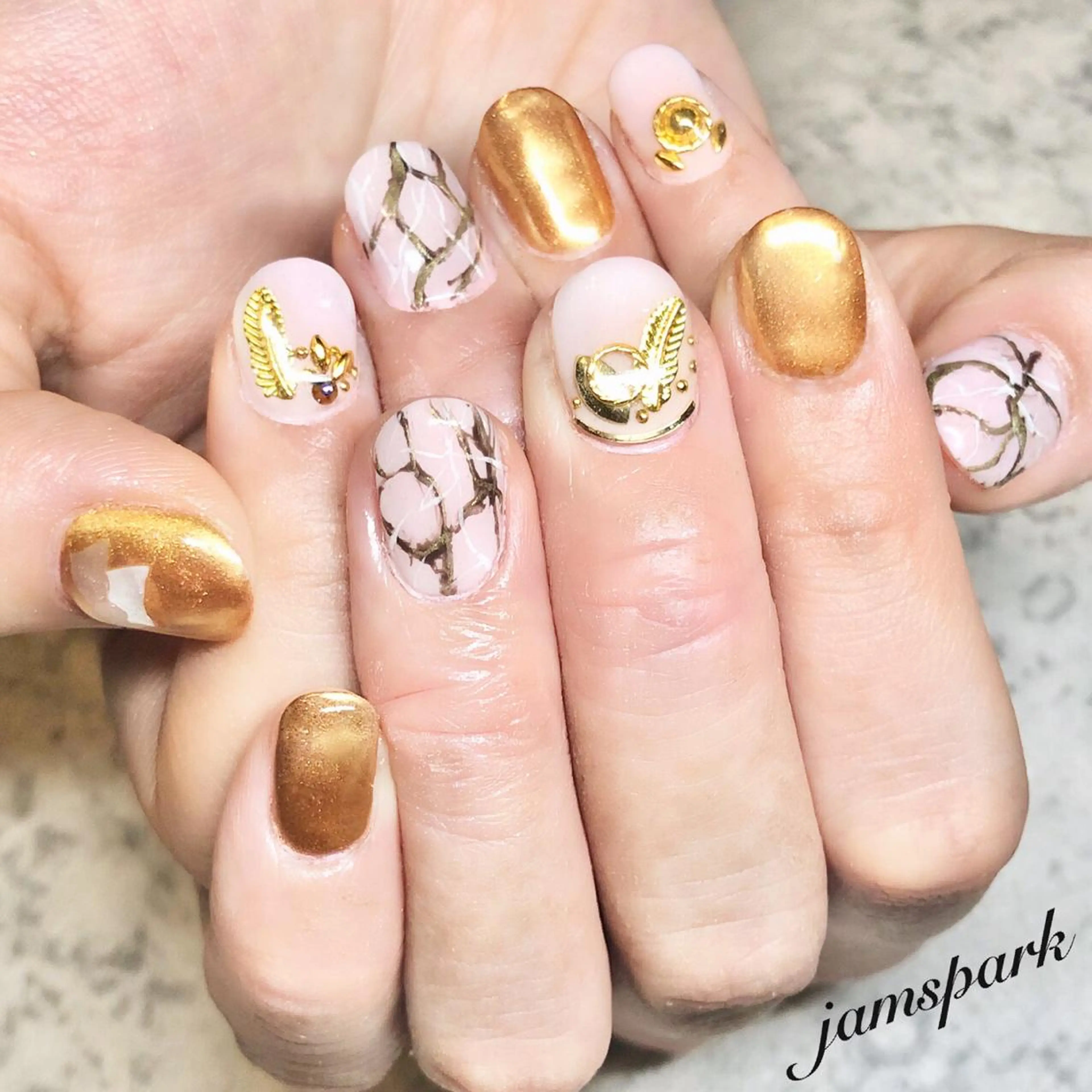 ネイル フレンチネイル ジェルネイル ゴールド 大理石ネイル(マーブル) ミラーネイル ハンドネイル jamspark ✨のネイルデザイン