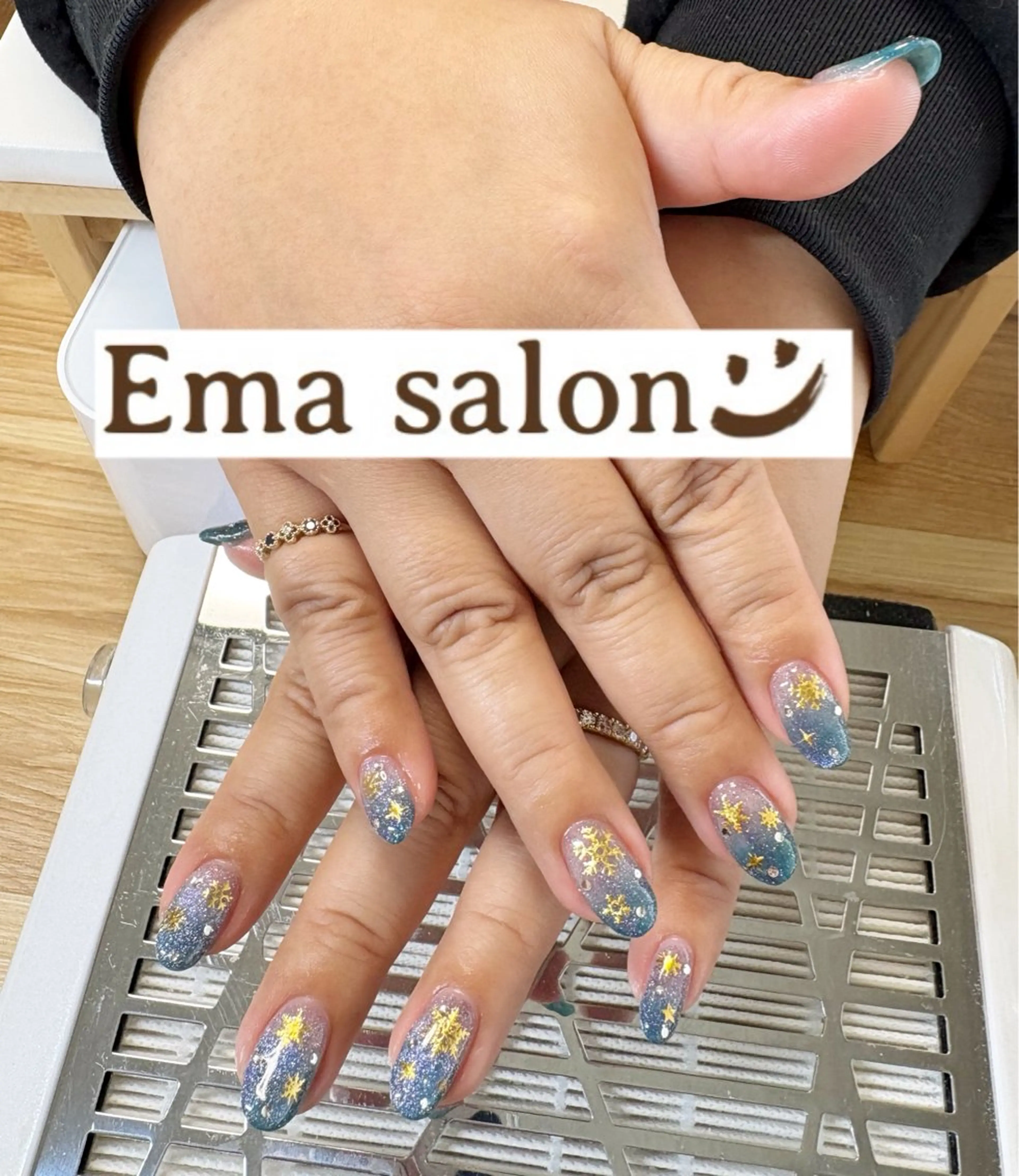 ネイル ブルー キラキラネイル マグネットネイル ストーンネイル ハンドネイル Ema salon所属・Ema salon hiromiのネイルデザイン