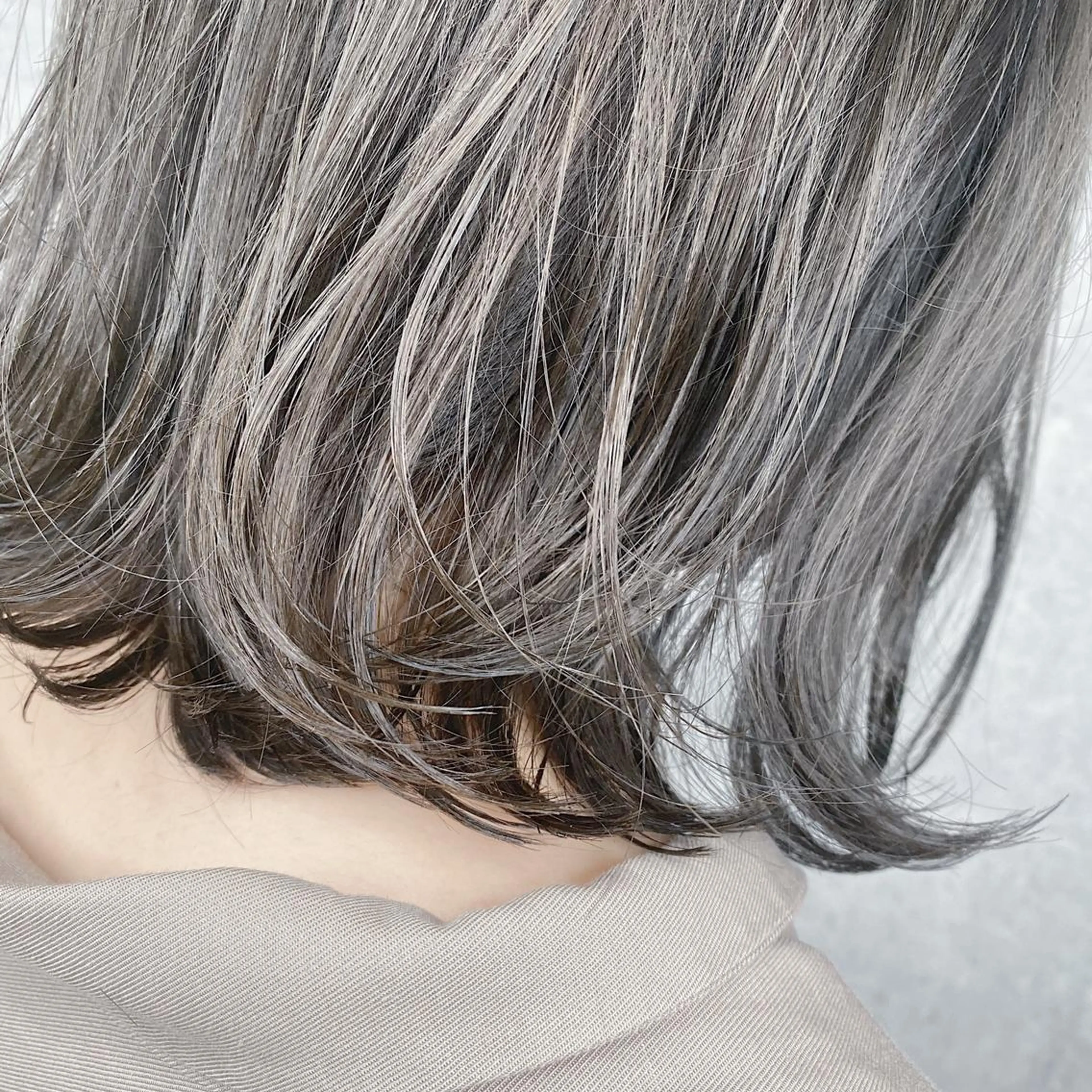 ミディアム カラー _WHITE 天王寺のヘアスタイル
