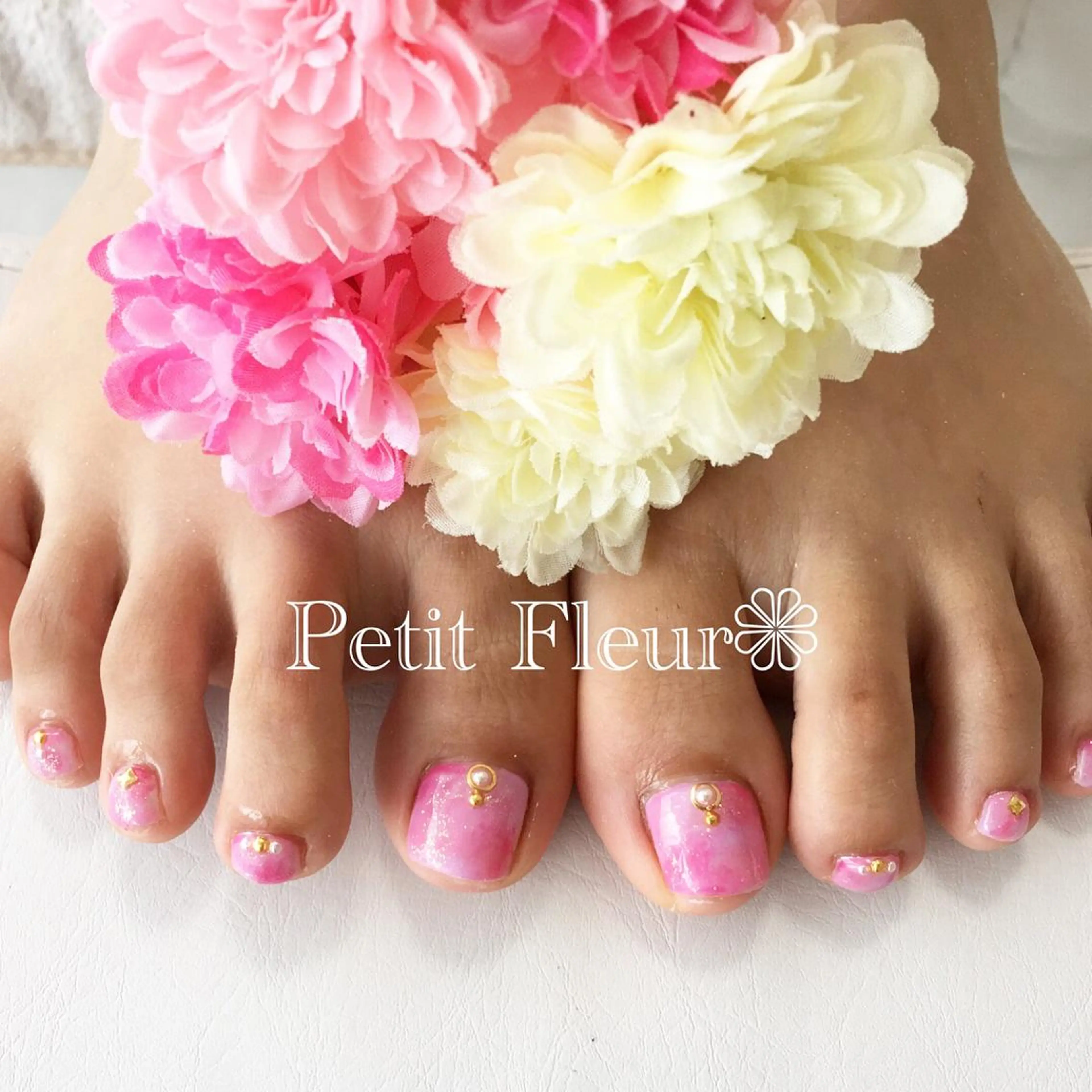 ネイル ラメ(グリッター) ピンク 夏ネイル Petit Fleur所属・青柳 亜梨奈のマツエク・マツパデザイン