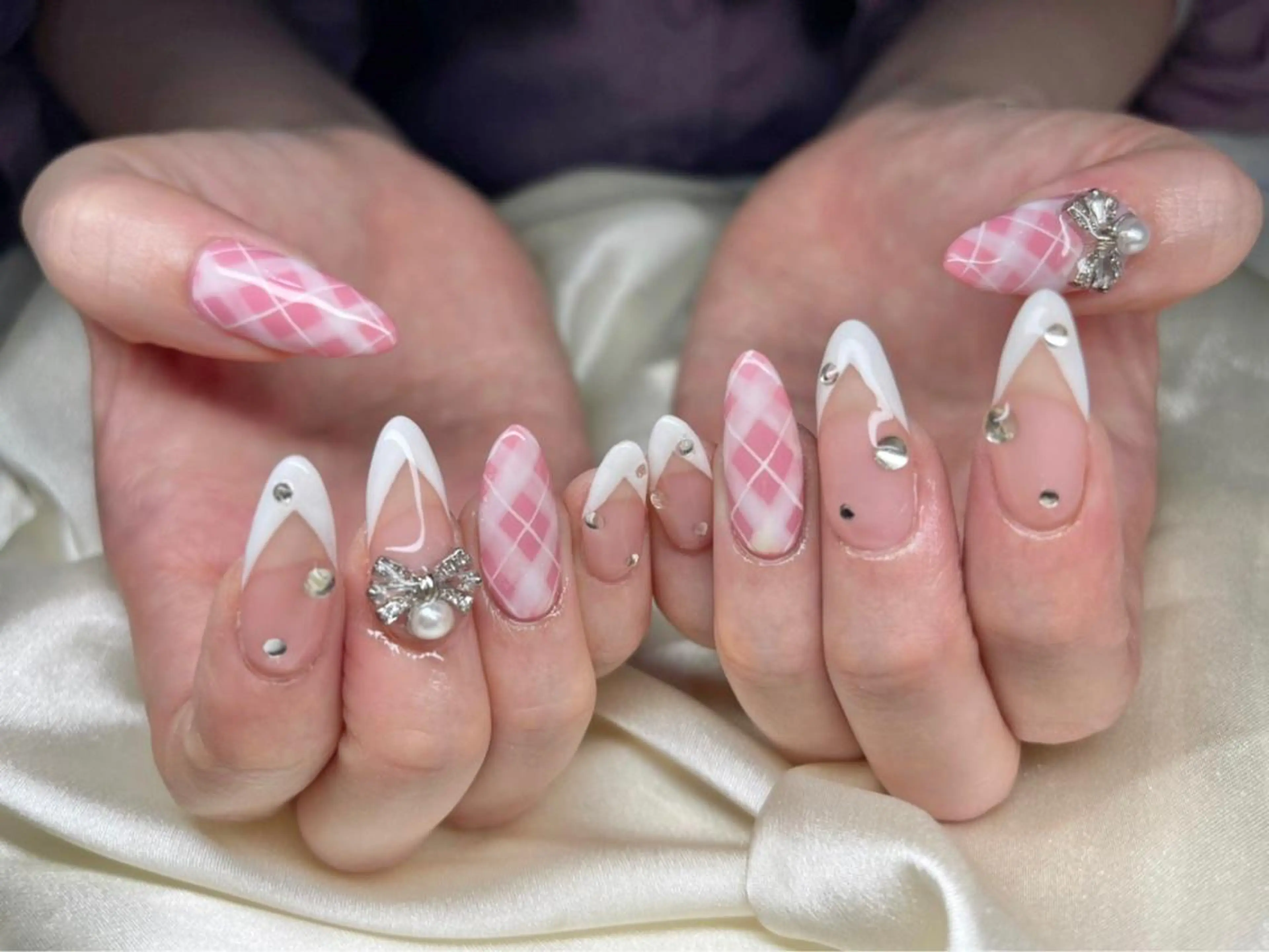 ネイル マツエク・マツパ アイブロウ 韓国風マツエク パリジェンヌラッシュリフト まつげパーマ ワンホンマツエク 長さ出し ハンドネイル Nail&eye Belire 新宿のネイルデザイン