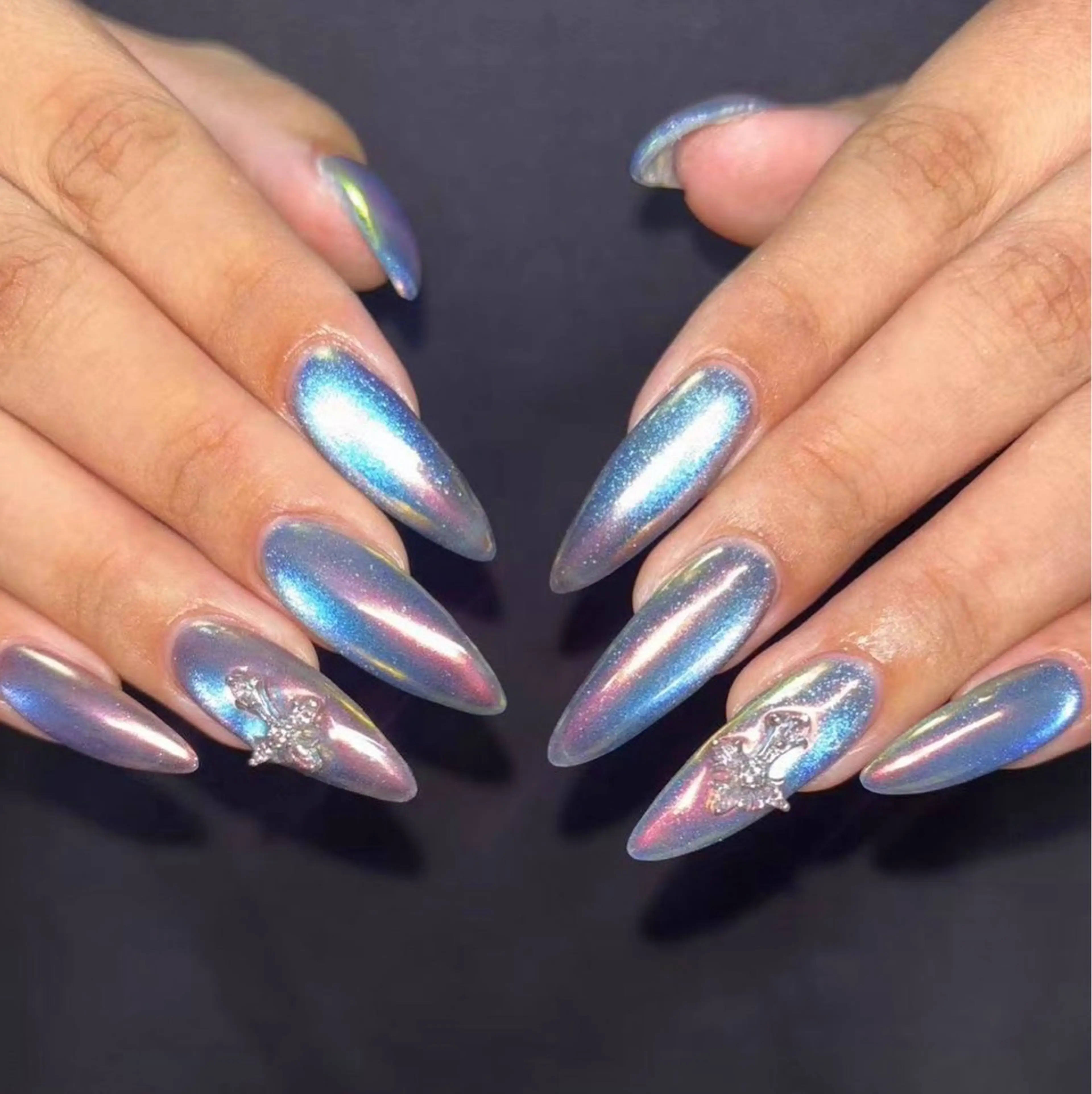 ネイル キラキラネイル ロングネイル マグネットネイル ミラーネイル ハンドネイル ハンドケア 🎀NAIL🎀 AI🪄︎︎◝✩のネイルデザイン