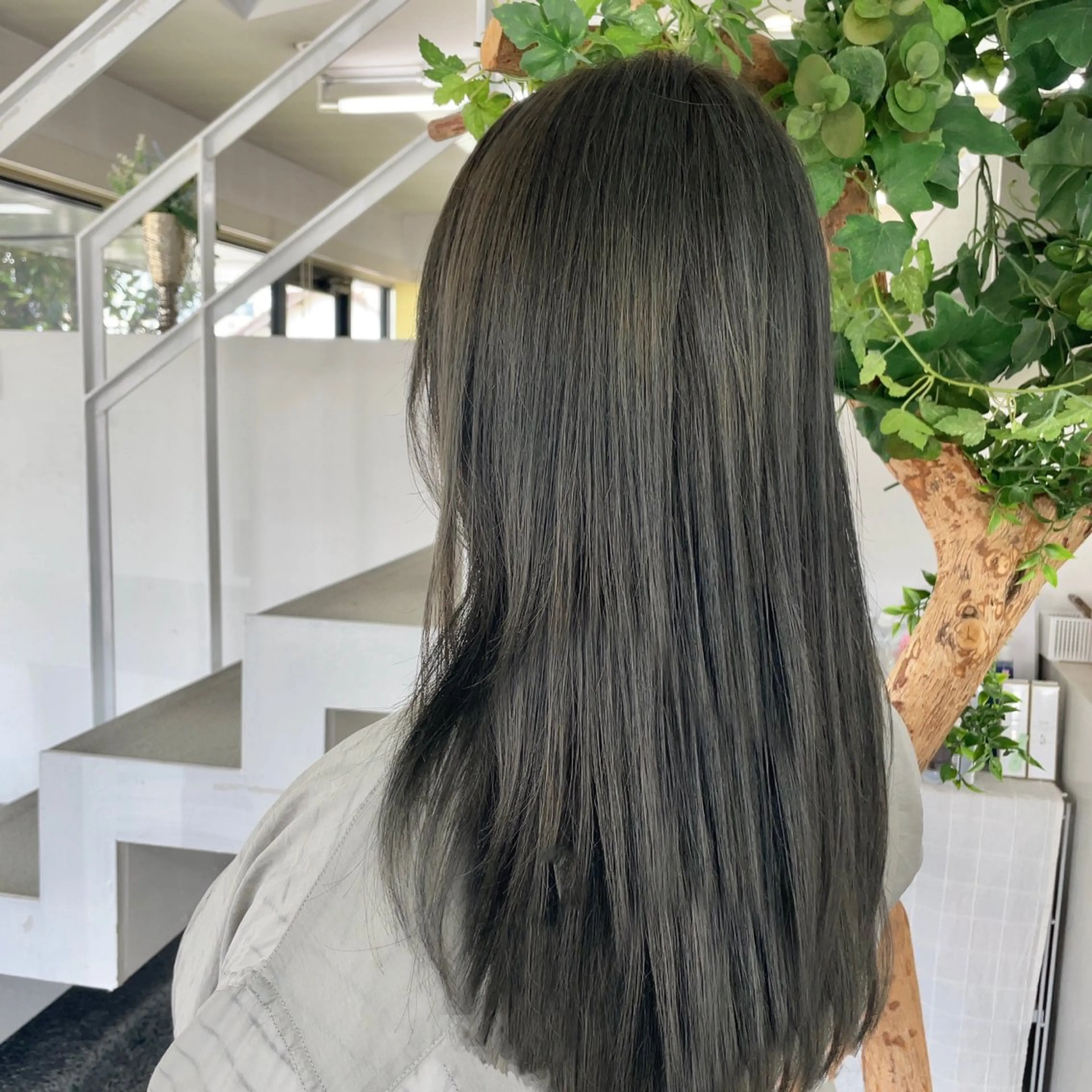 ロング カラー オリーブグレー カット ヘアカラー 山田 里美のヘアスタイル