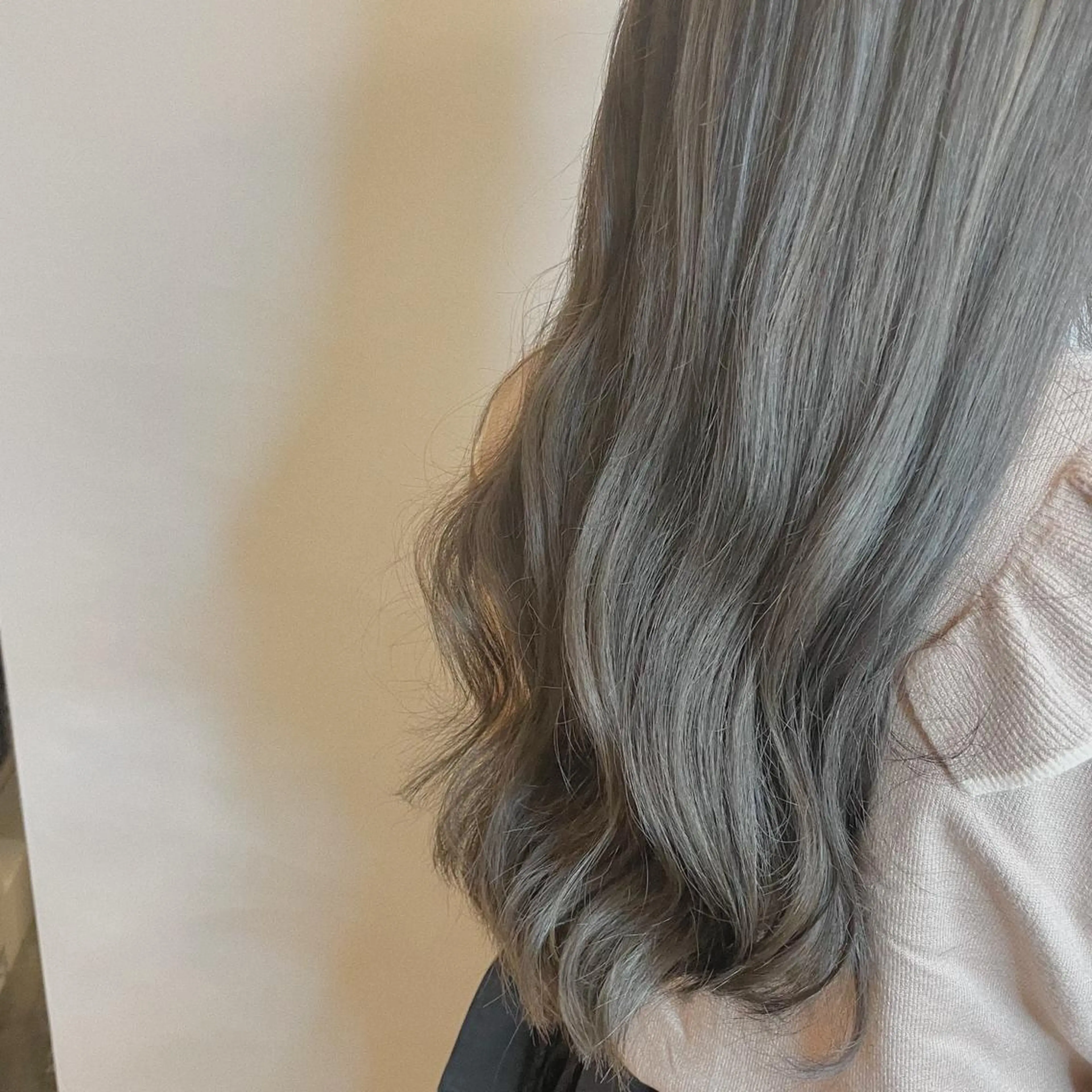 ロング カラー グレージュ 落合 美穂のヘアスタイル