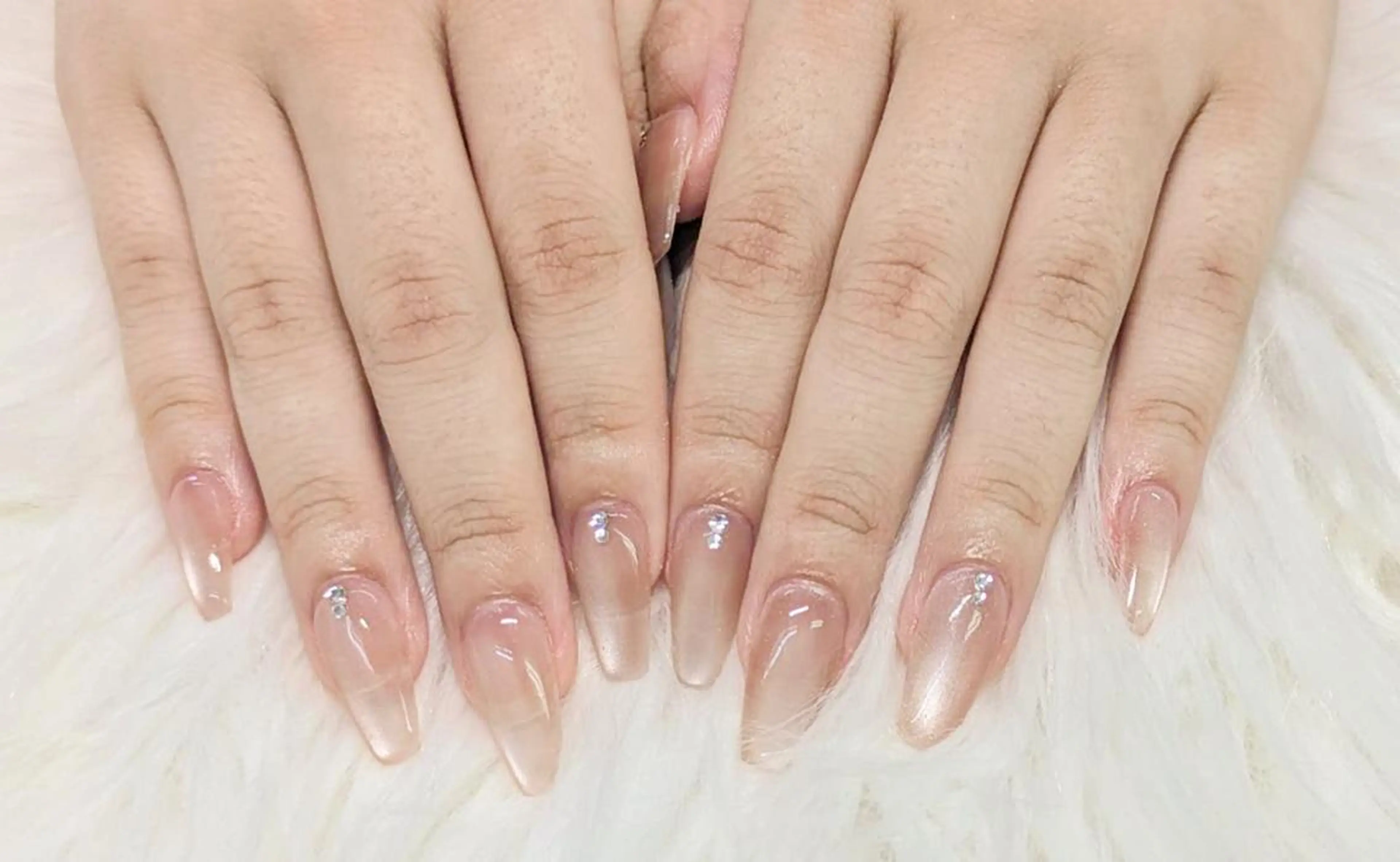 ネイル オーロラネイル チークネイル 長さ出し フットネイル フレンチネイル ハンドネイル リラネイル ギョウのネイルデザイン