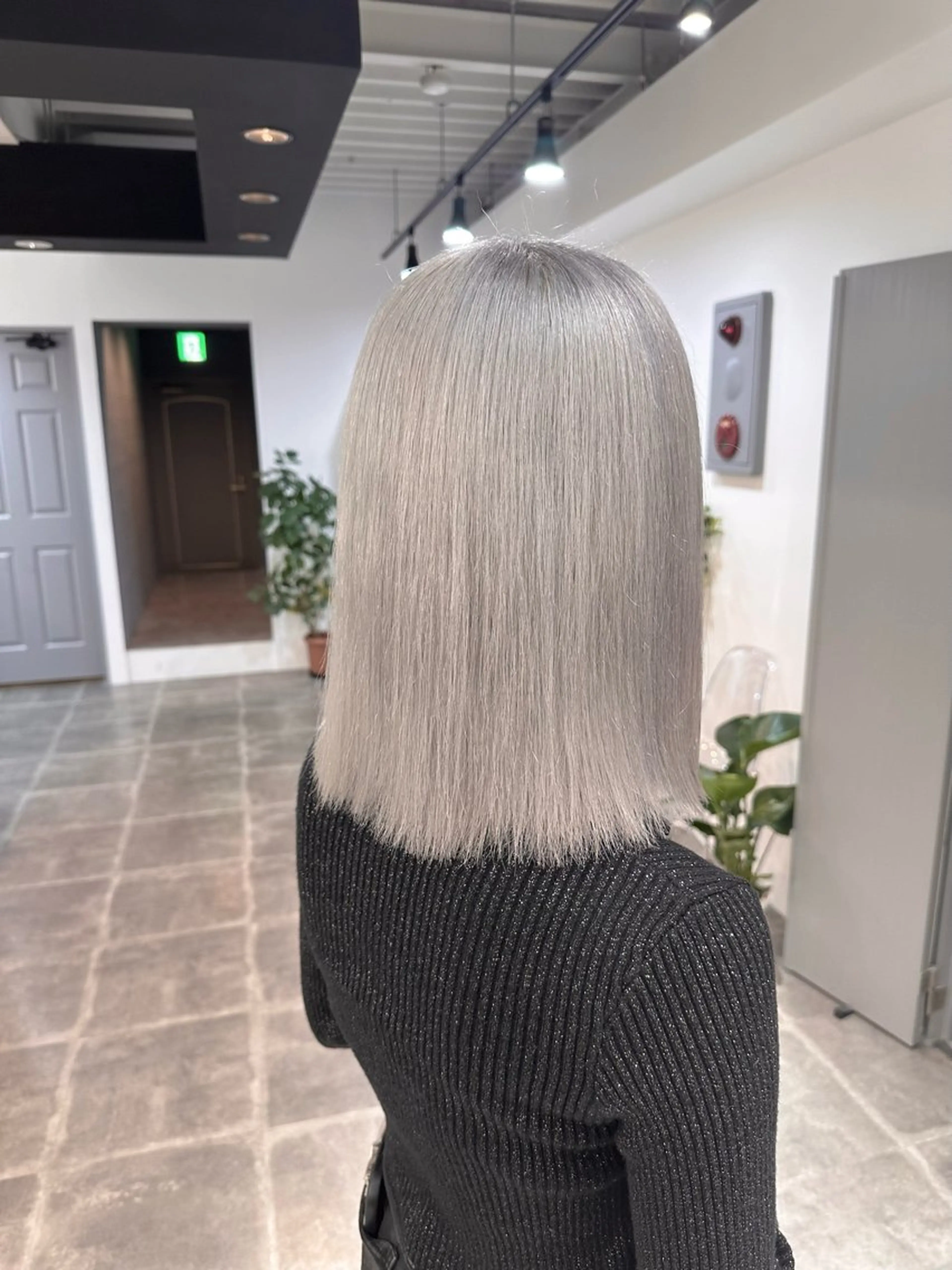 ミディアム カラー ハイトーンカラー シルバー ヘアカラー ハイトーン/ 縮毛矯正のヘアスタイル