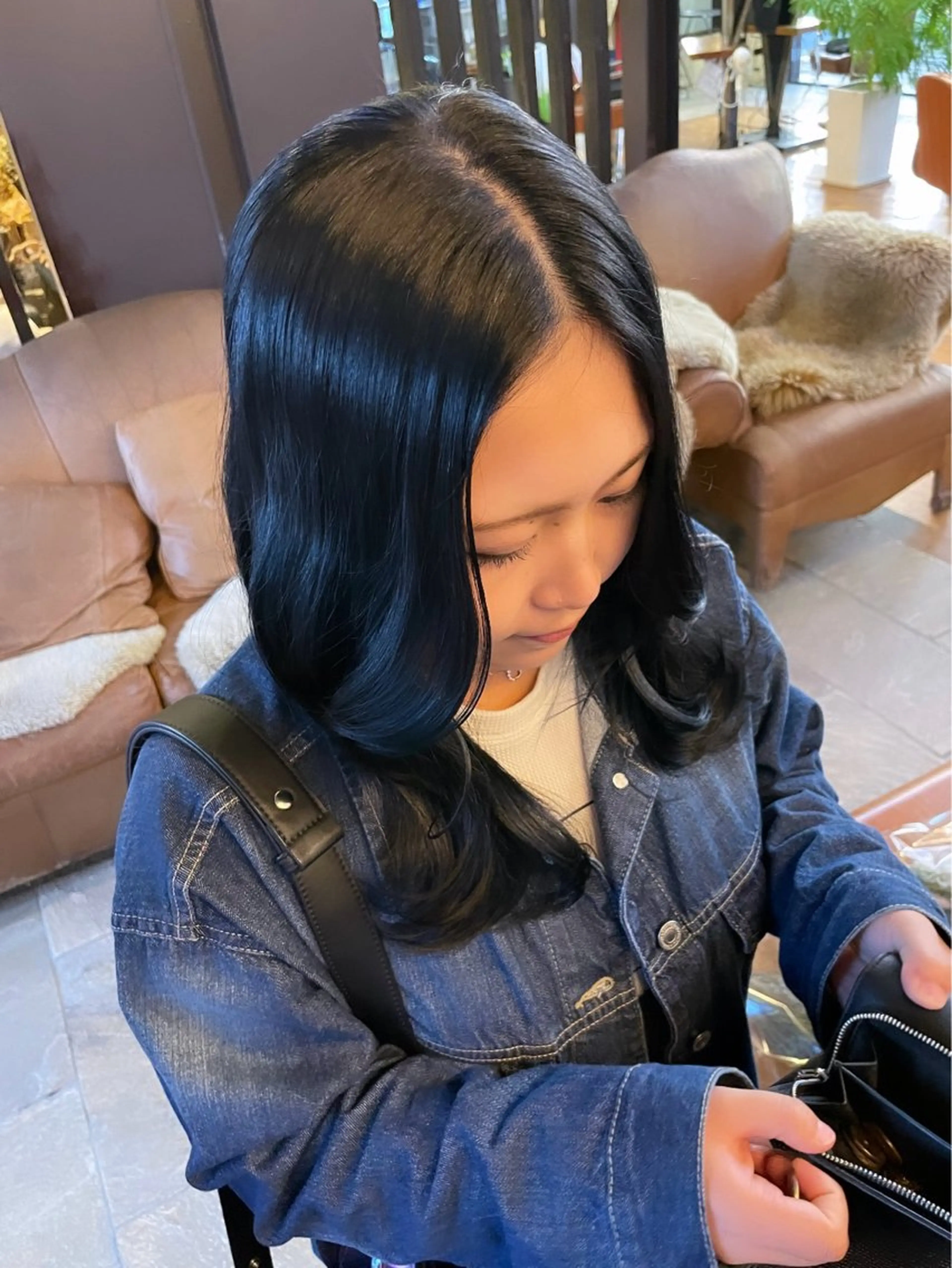 ミディアム カラー 黒髪 ブルーカラー ブルーブラック ネイビーカラー レイヤーカット ayaka |トレンドヘアのヘアスタイル