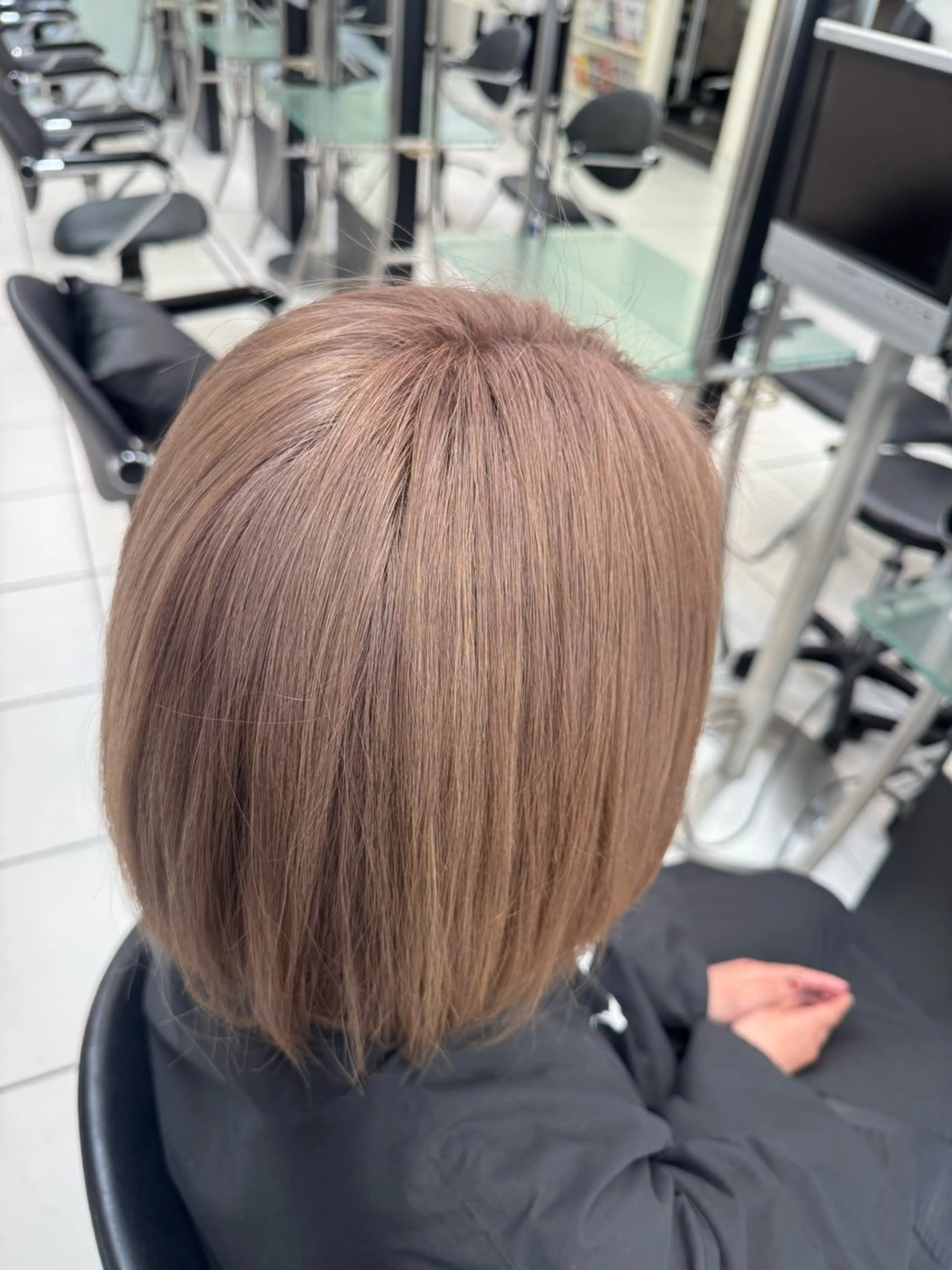 ミディアム カラー 岡乃 麻衣のヘアスタイル