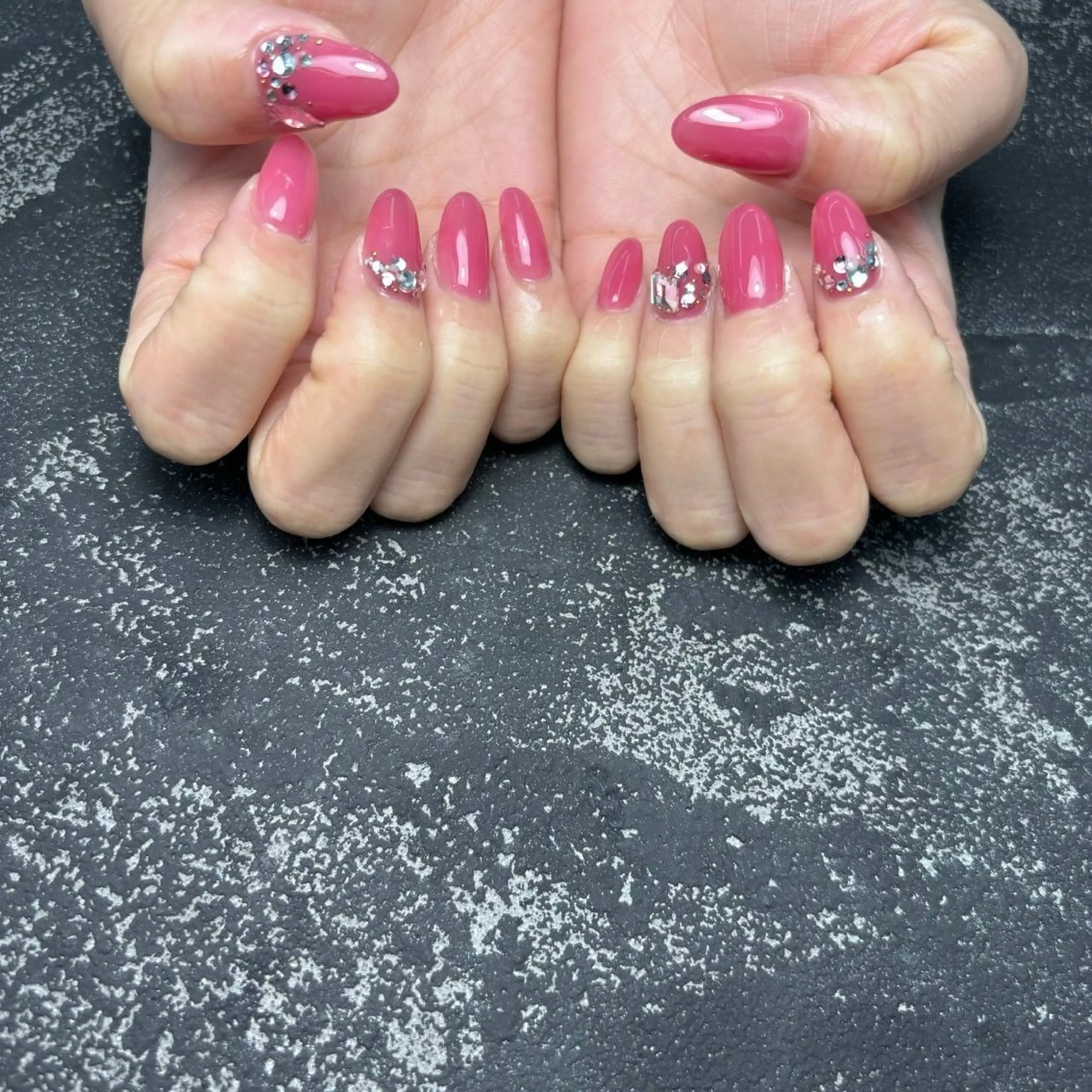 ネイル ゴージャス キラキラネイル ピンク シンプルネイル ストーンネイル ハンドネイル Queen Stella所属・Quee Stllaのネイルデザイン