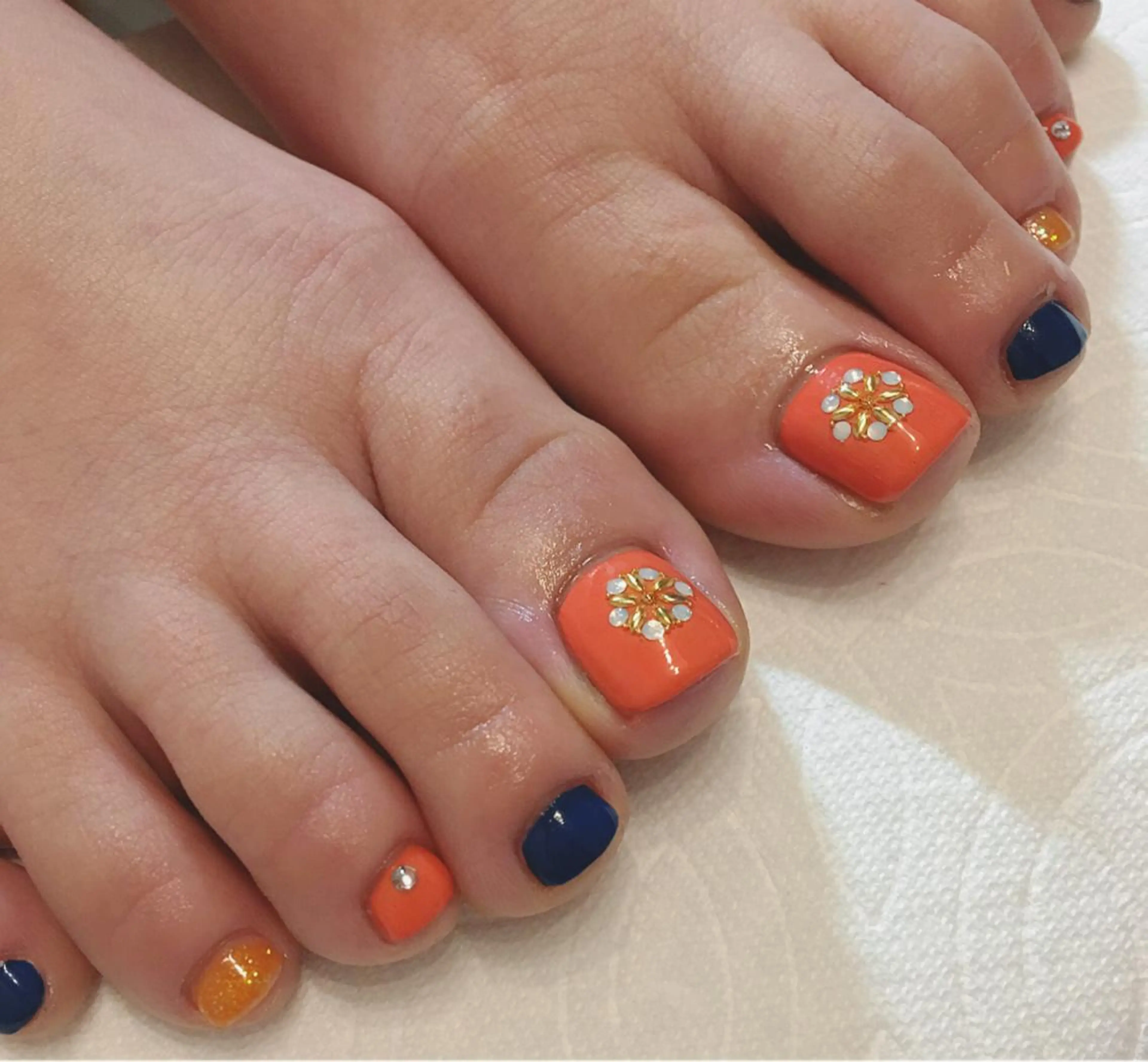 ネイル ブルー ジェルネイル オレンジ THECOLORS所属・近貞 莉奈のネイルデザイン