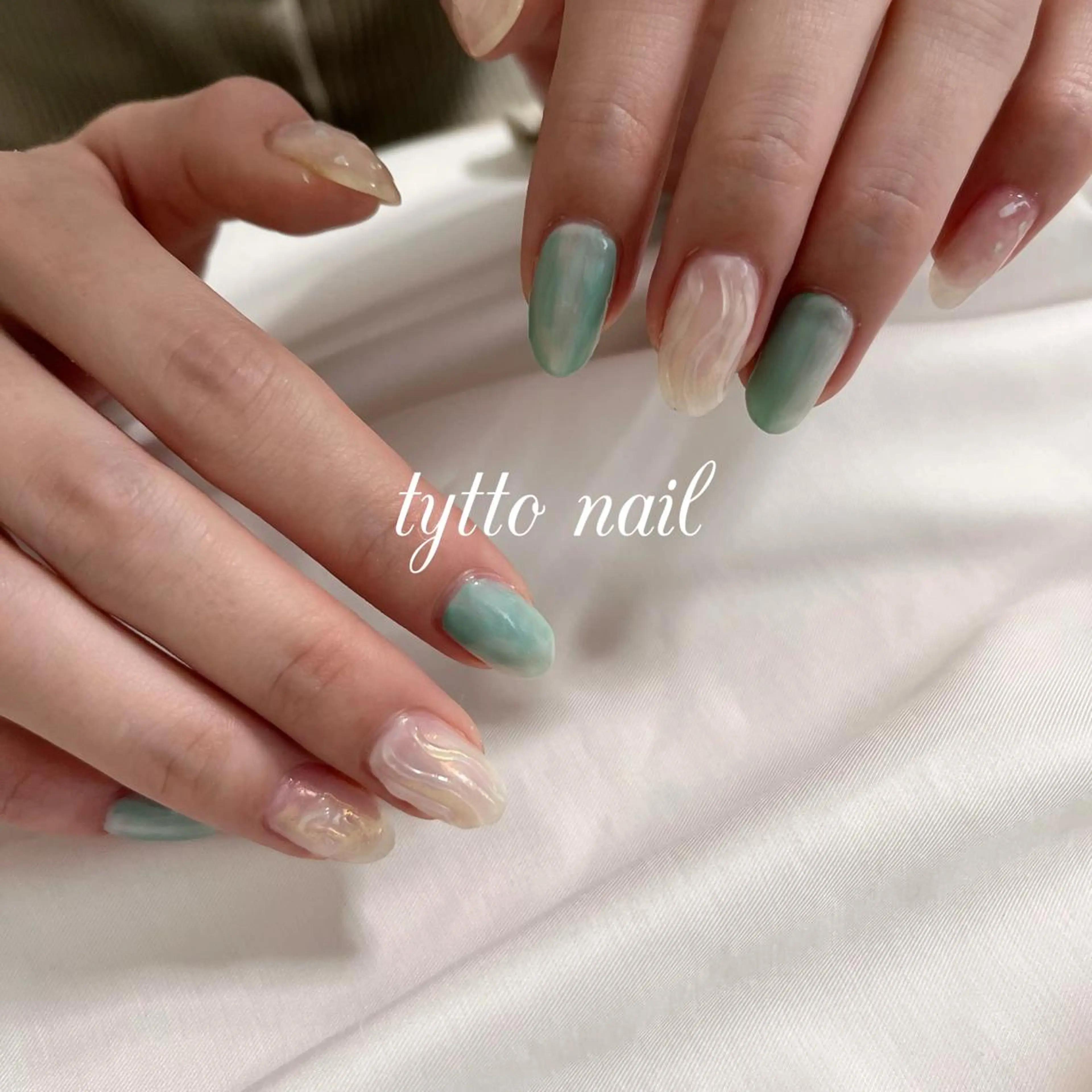 ネイル オーロラネイル グリーン キラキラネイル ニュアンスネイル オフィスネイル ハンドネイル tytto nail ❤︎‪‪eri‪‪のネイルデザイン