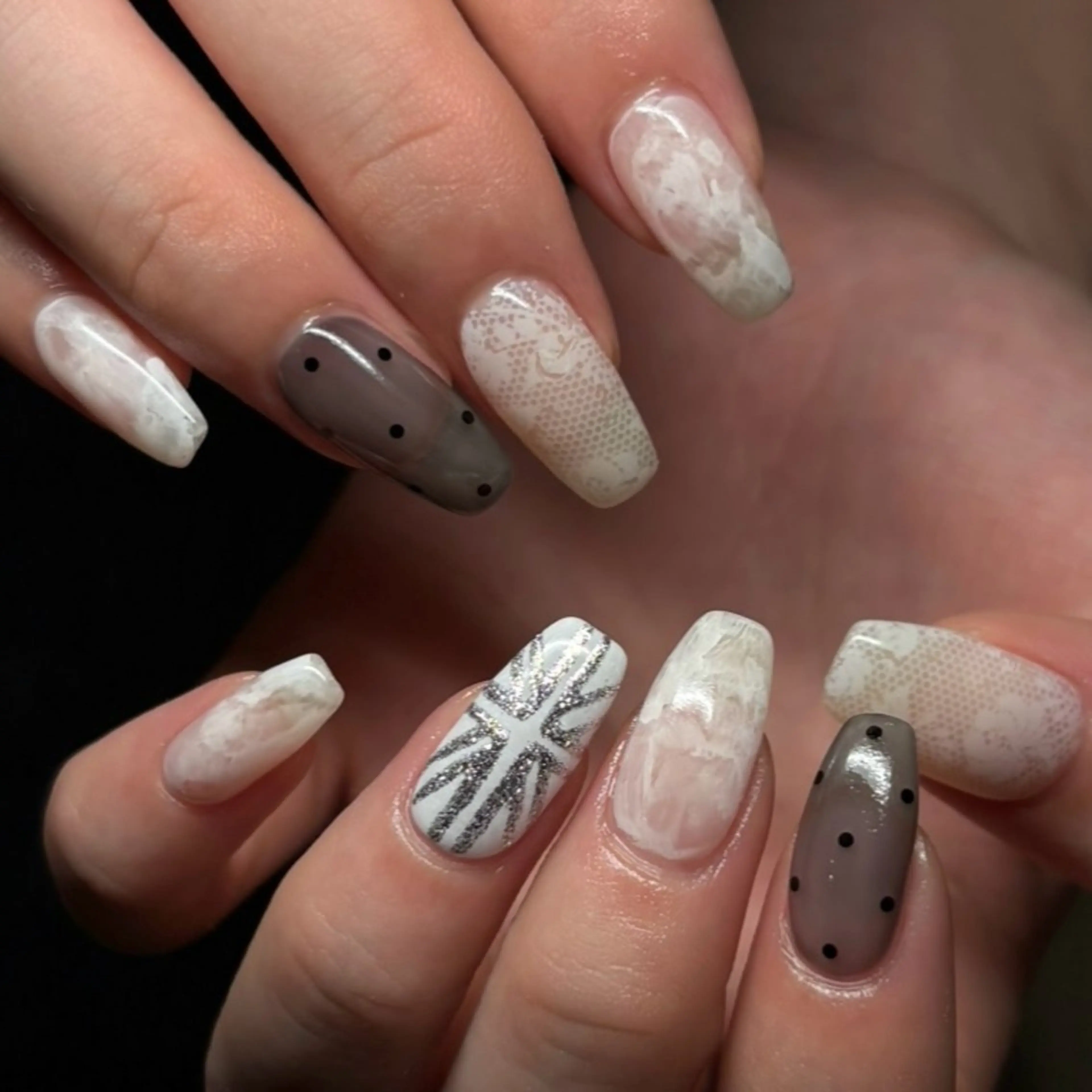 ネイル アートネイル ドット レース ニュアンスネイル 🦋hana / nail / AOのネイルデザイン