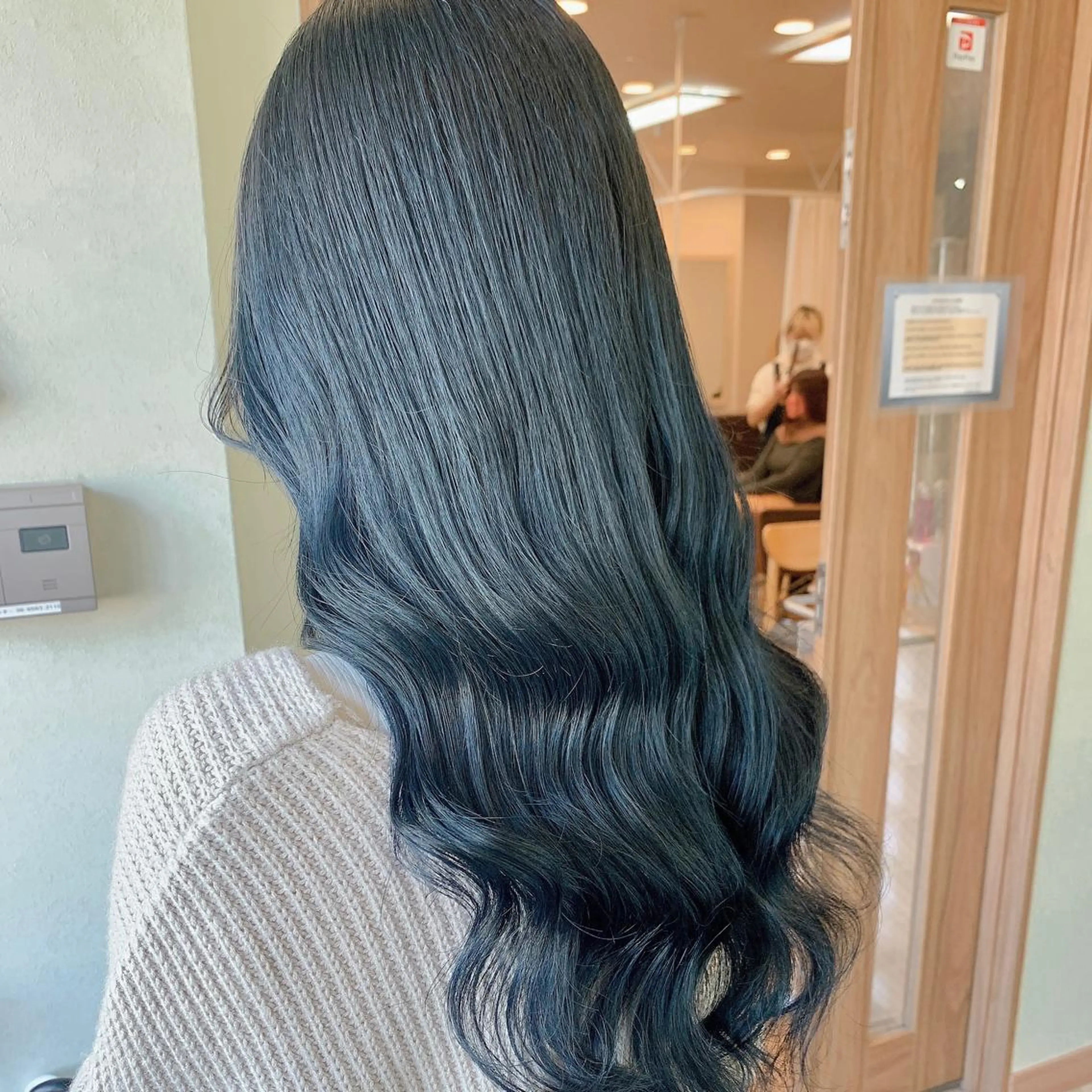 ロング カラー 黒髪 ブリーチ ブルーカラー ブルーブラック カット ヘアカラー NUMBER_ ユイナのヘアスタイル