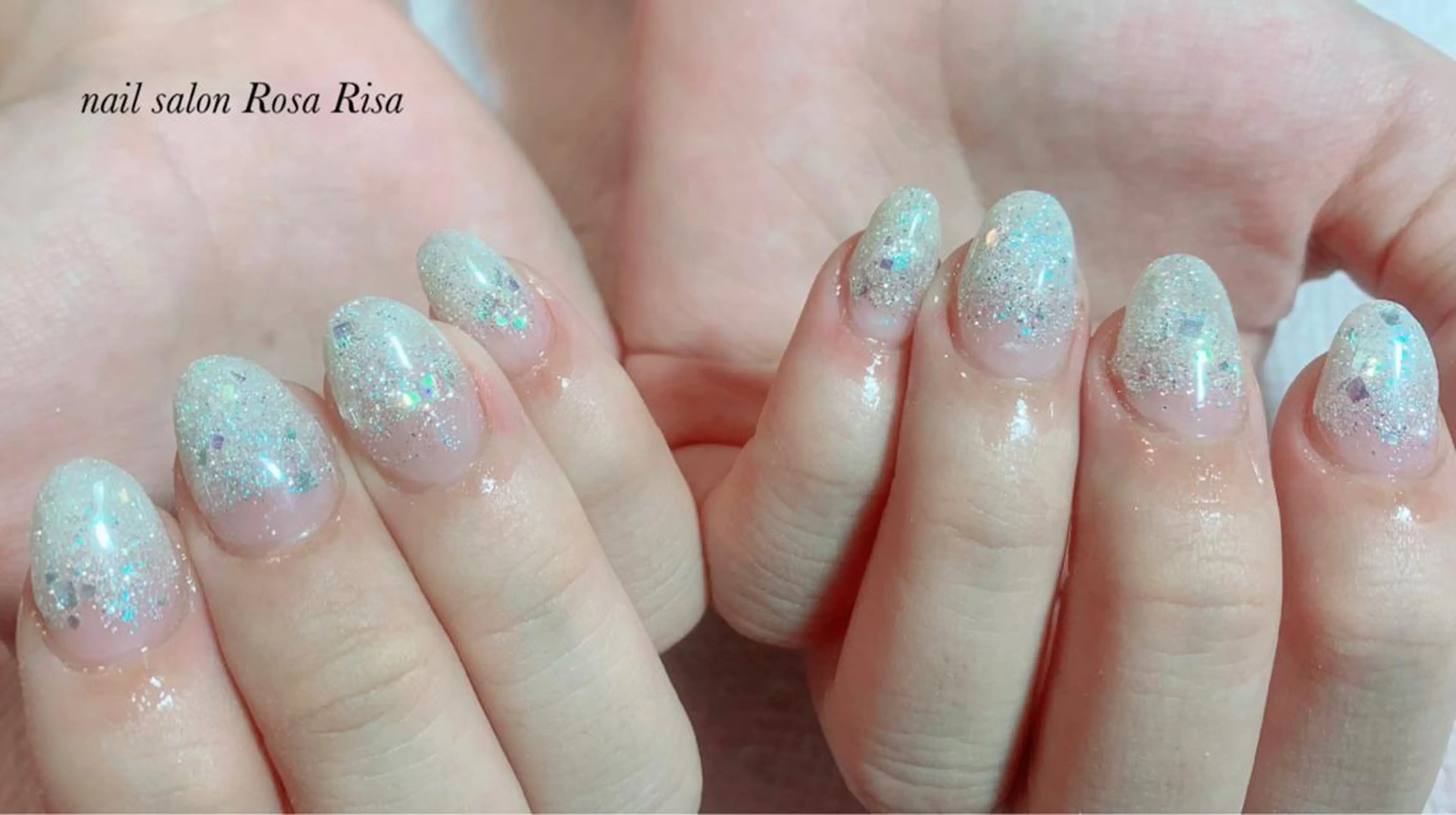 ミディアム ネイル ブルー ラメ(グリッター) ハンドネイル ネイルスタジオ シェイクユアハンズのネイルデザイン