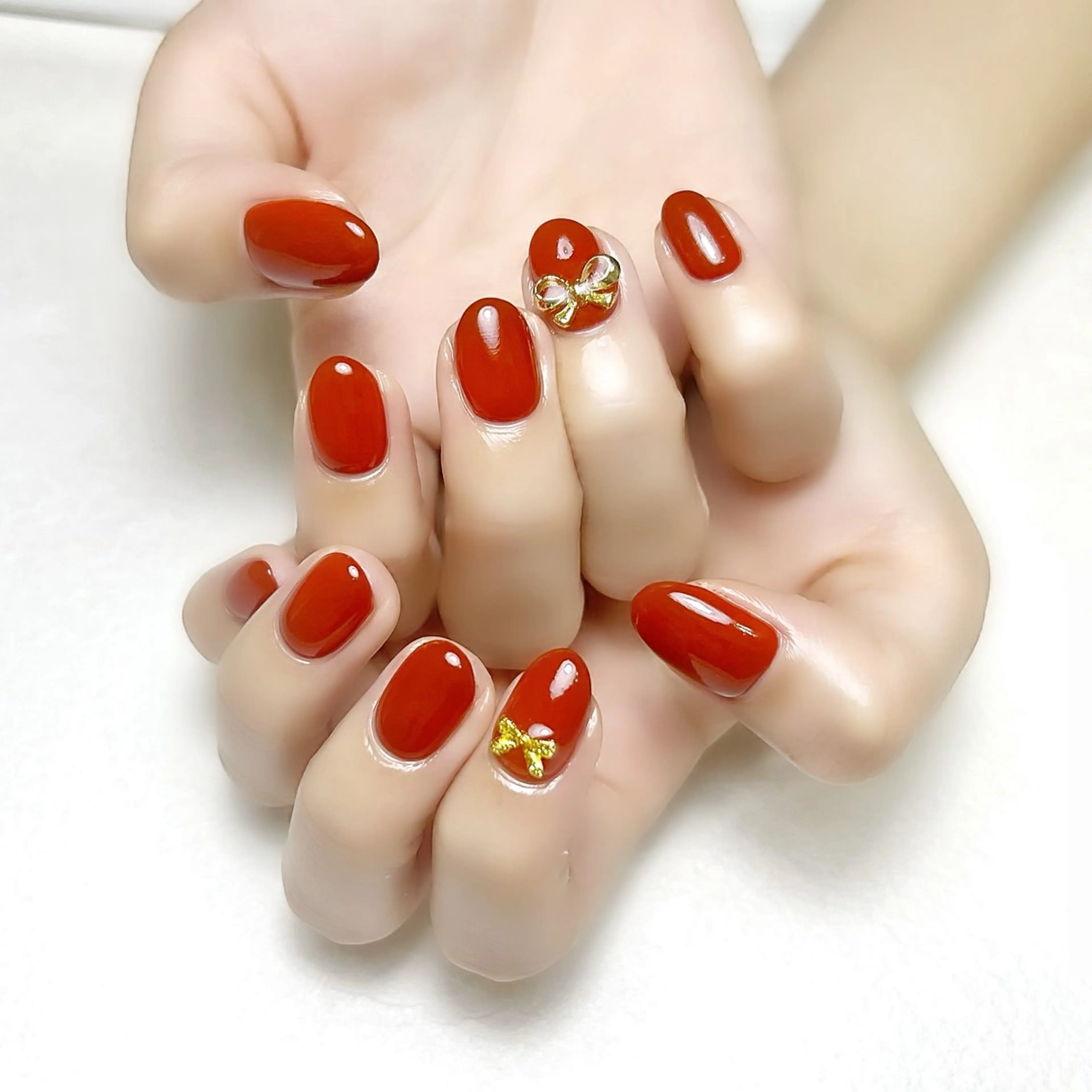 ネイル オフィスネイル ワンカラーネイル 赤色 リボン rouse nail RISATOのネイルデザイン