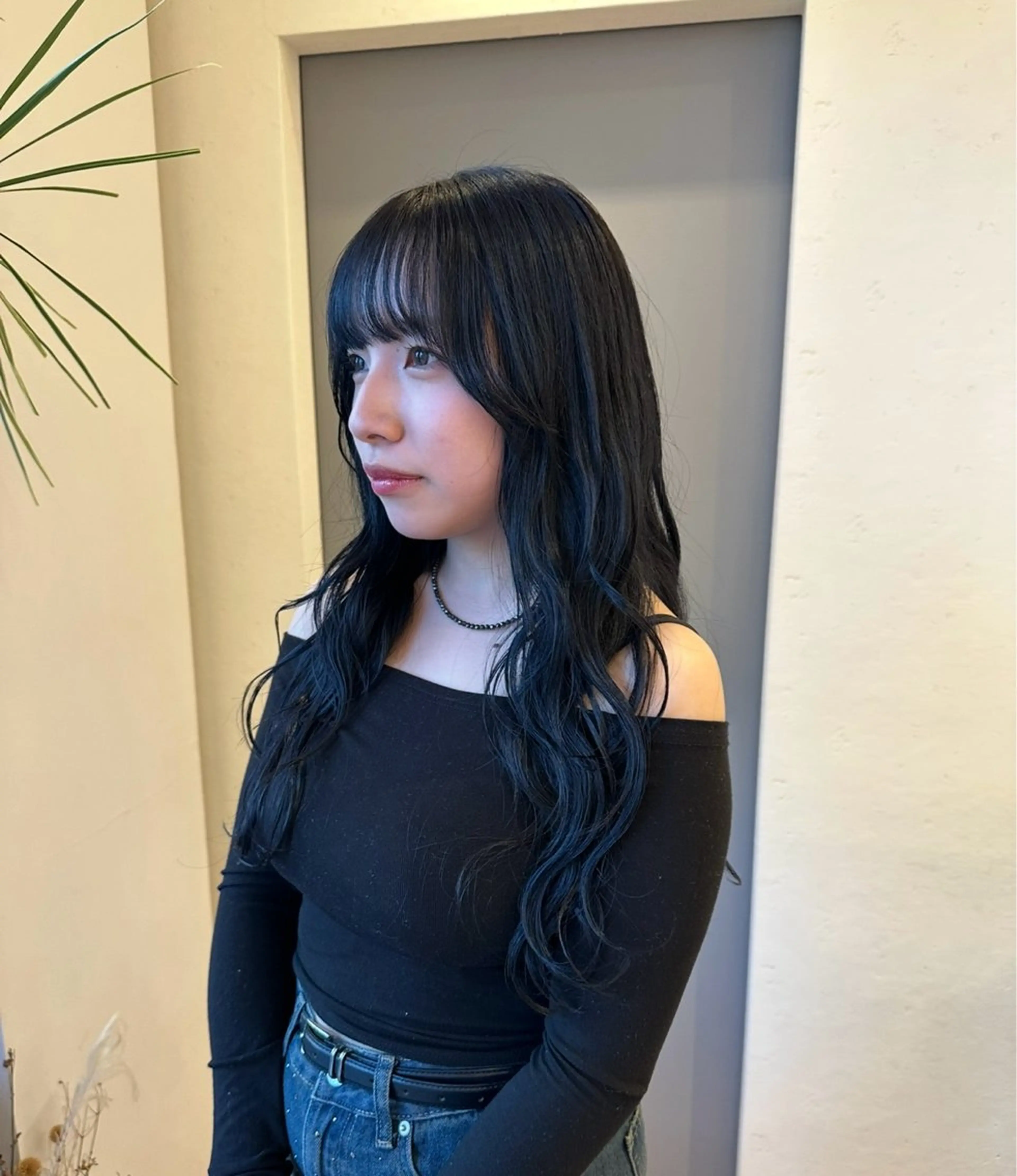 ロング カラー 黒髪 ブルーカラー ブルーブラック ヘアカラー トリートメント 中西 未有のヘアスタイル