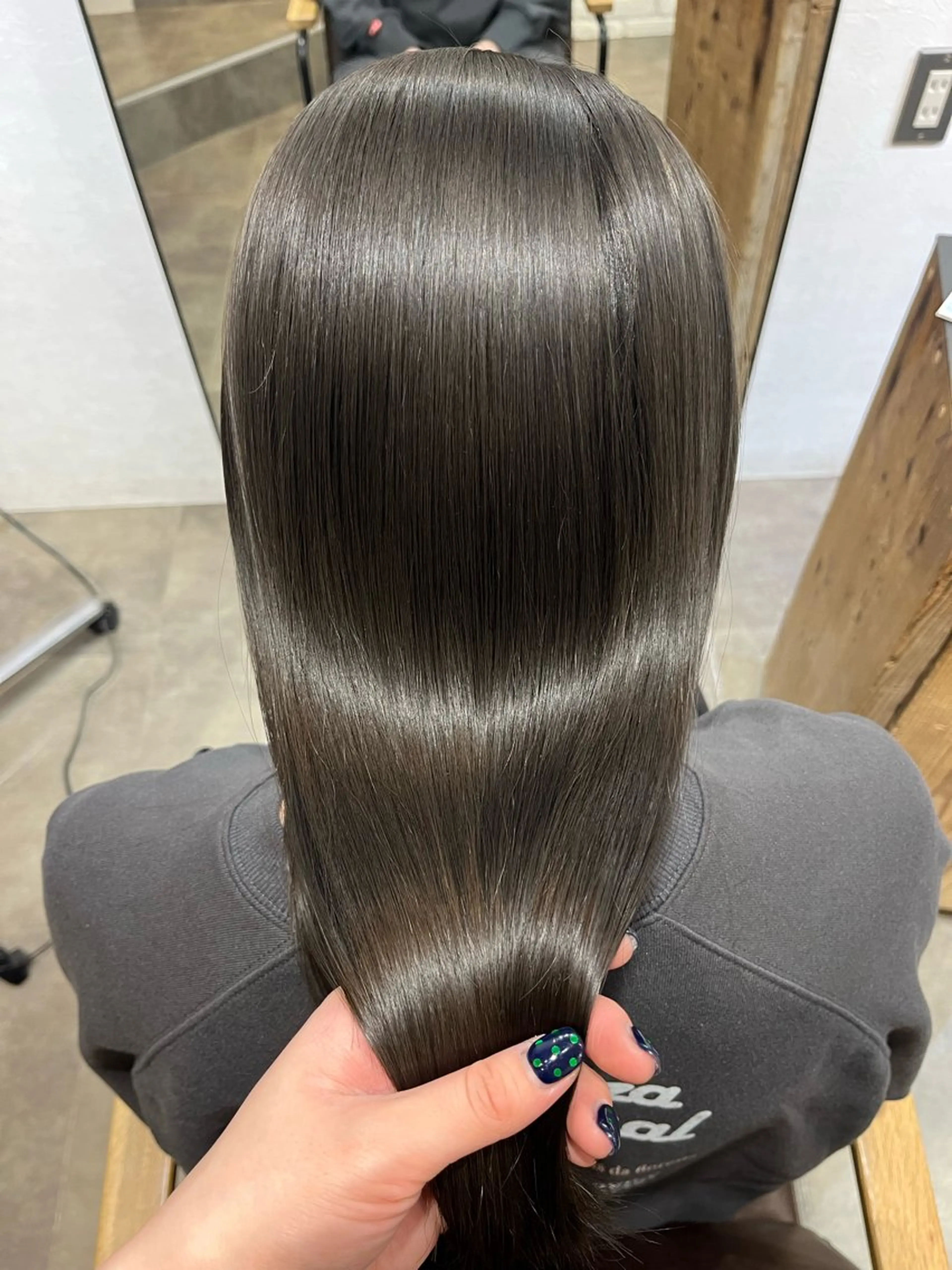 カラー 透明感カラー グレージュ オリーブグレージュ オリーブグレー ヘアカラー トリートメント ミジュ/ ハイトーンのヘアスタイル