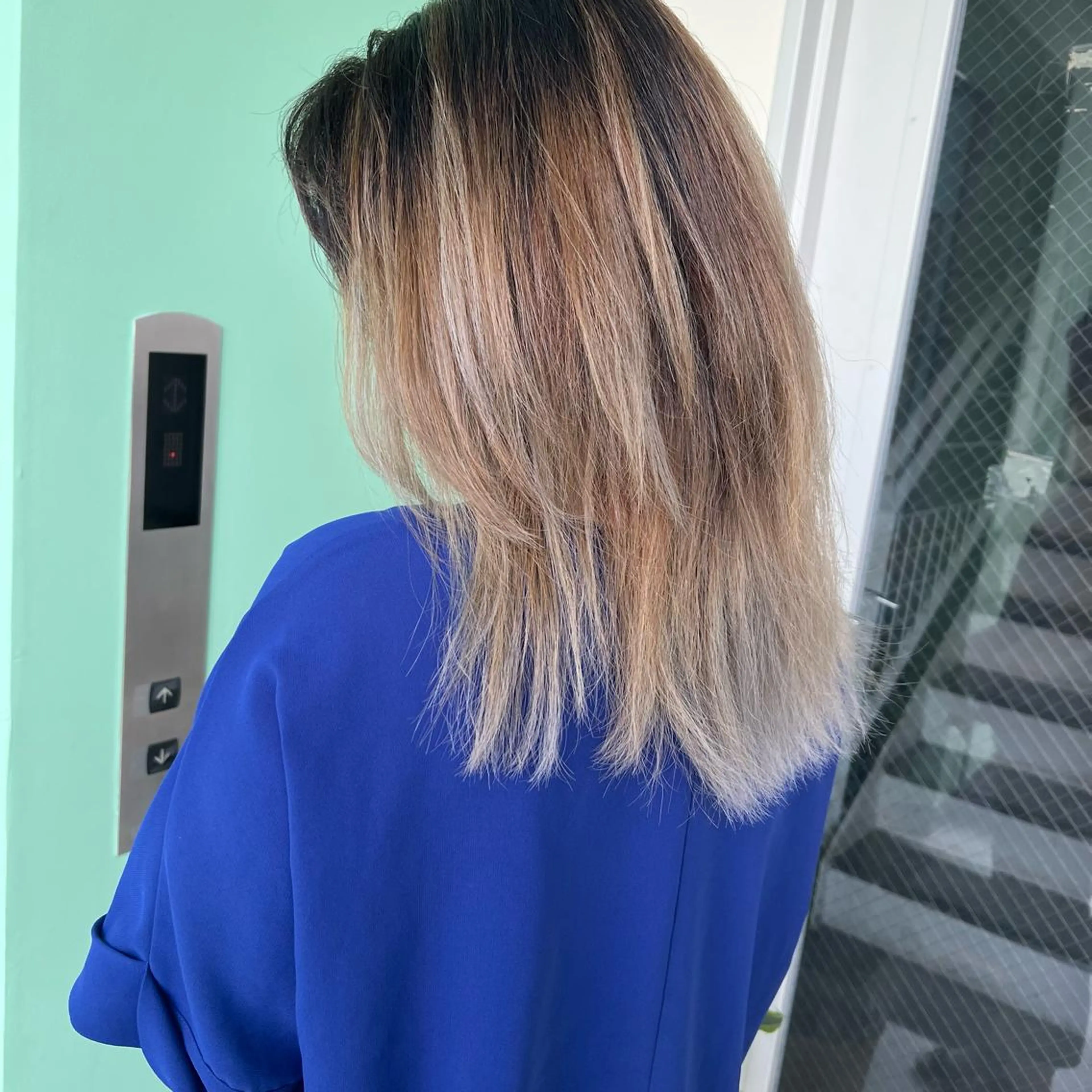 セミロング カラー バレイヤージュ レイヤーカット テトネ タカシのヘアスタイル