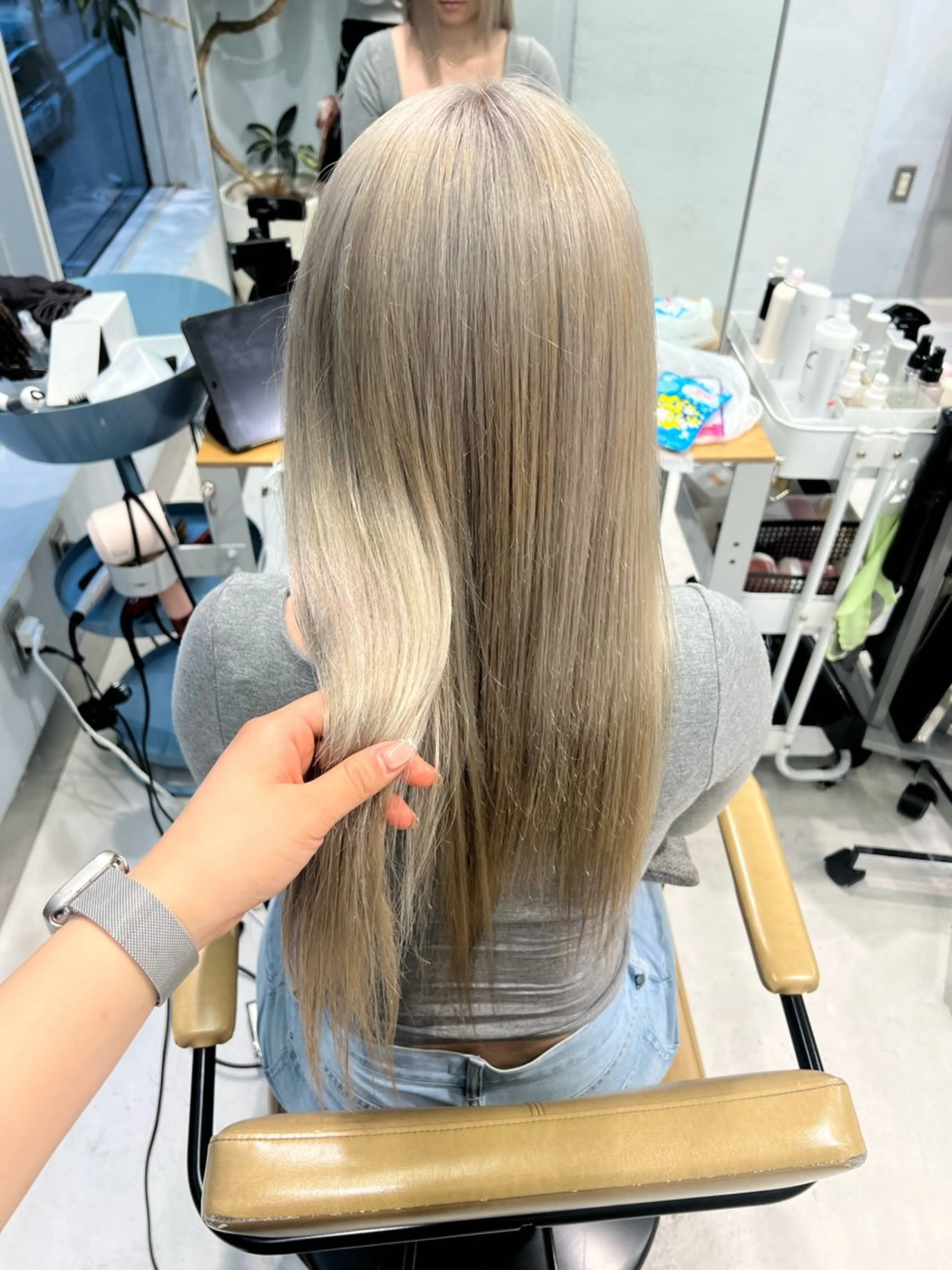 セミロング カラー ハイトーンカラー ヘアカラー シミズ リホのヘアスタイル