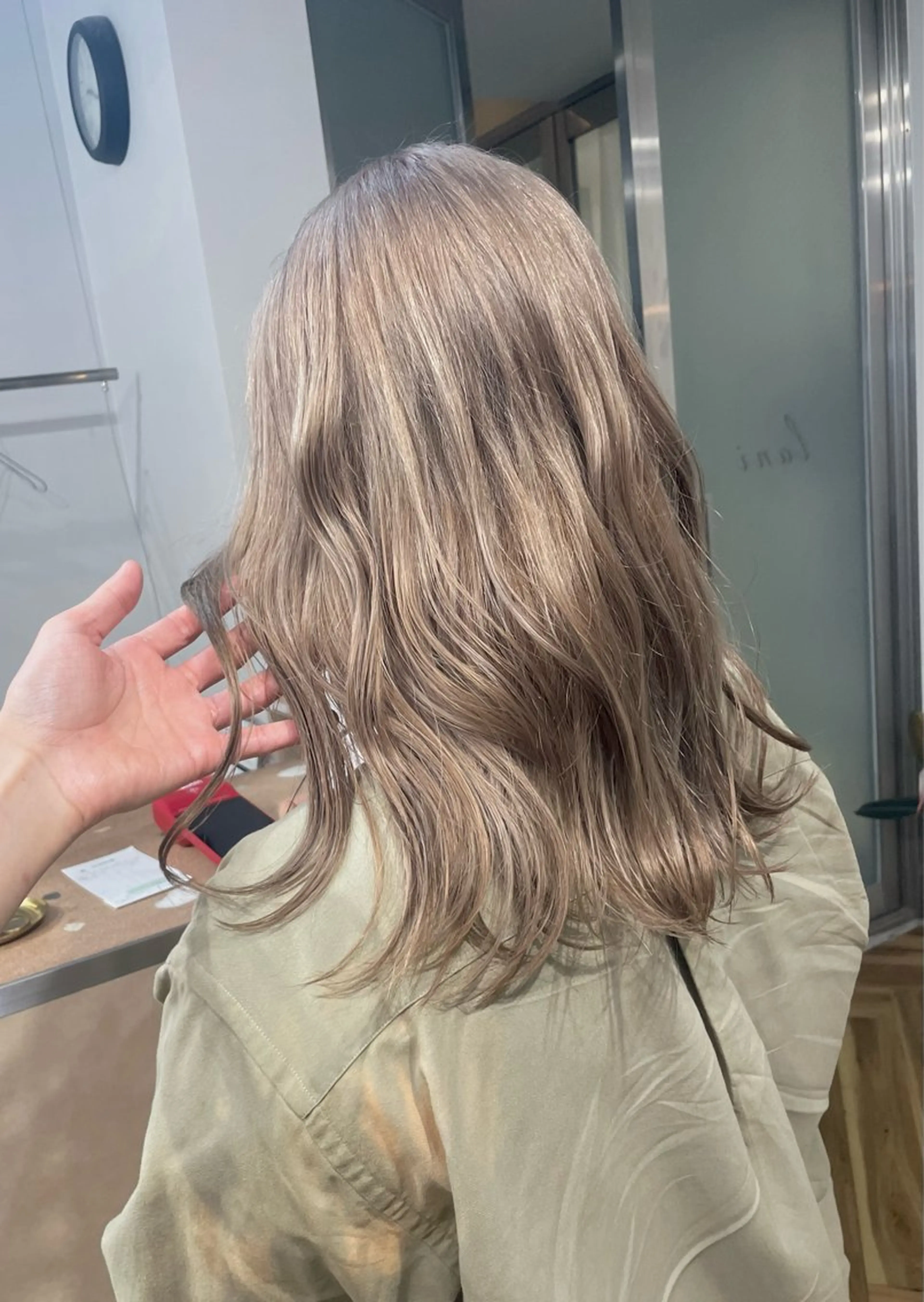 ロング カラー ベージュカラー ミルクティーベージュ ヘアカラー トリートメント lani hair salon所属・SHOTO ハイトー ン/デザインカラーのヘアスタイル