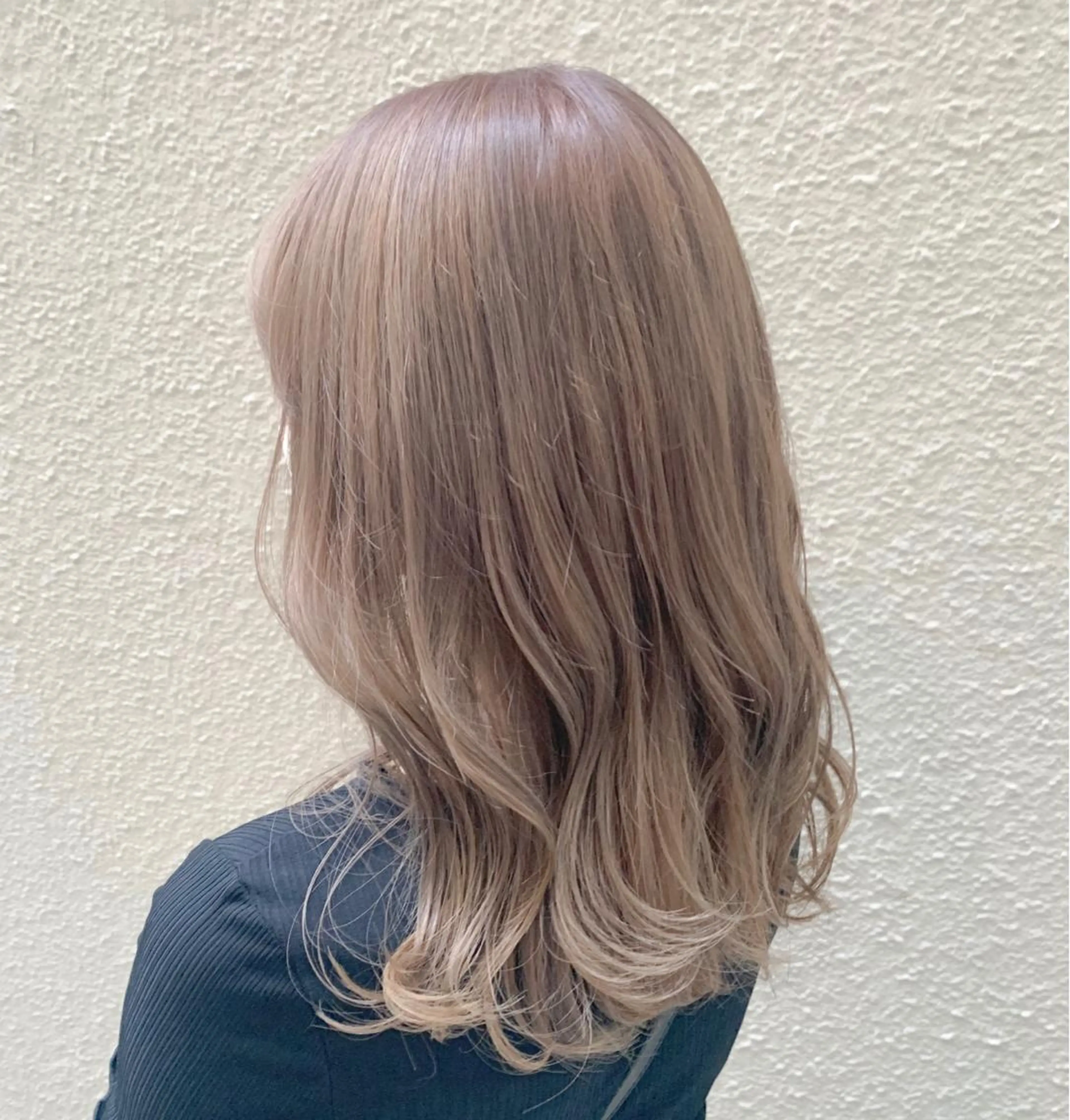 ロング カラー ベージュカラー ミルクティーベージュ カット ヘアカラー FERIA fam 小林勇太のヘアスタイル