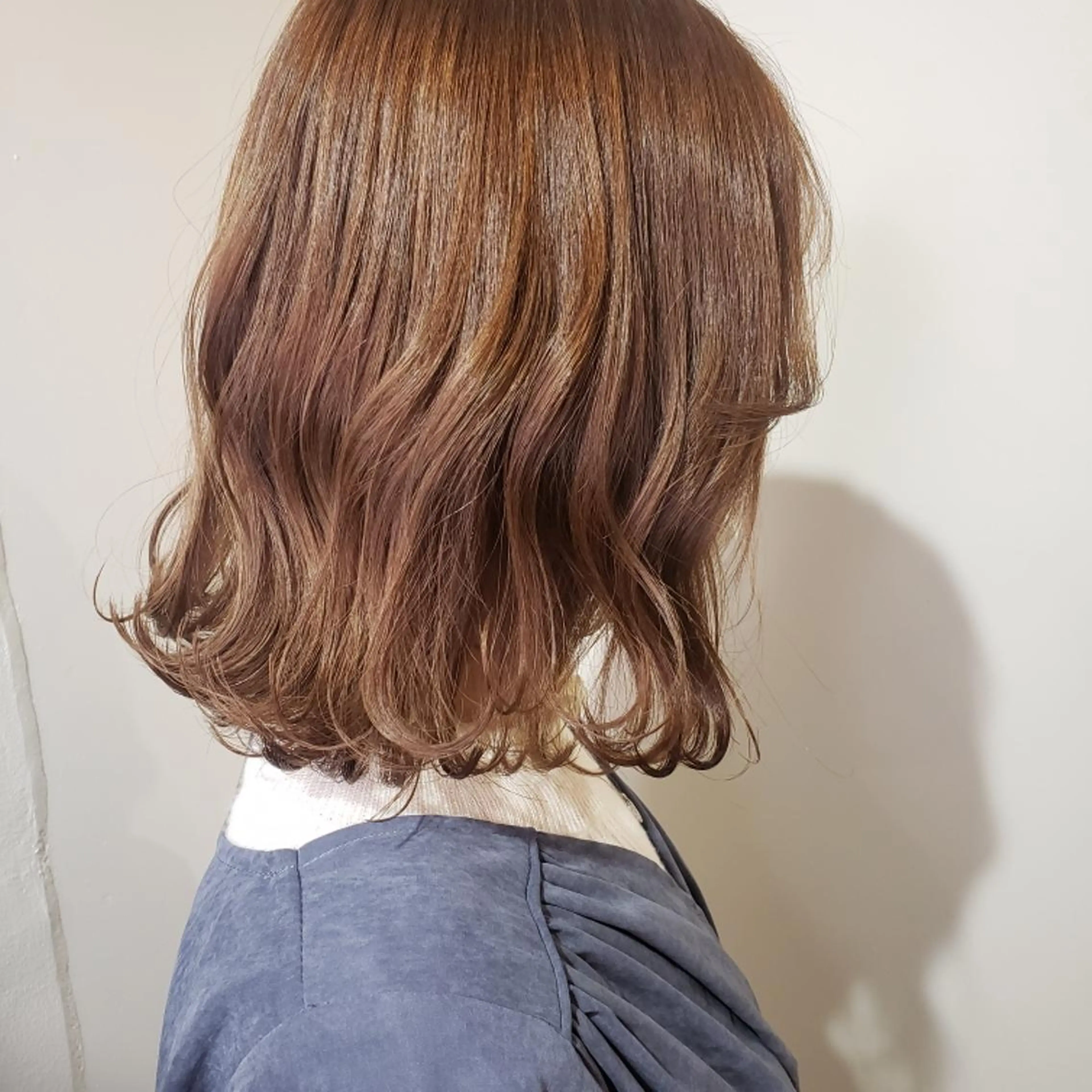 ミディアム 切りっぱなしボブ アッシュ ボブ カット ヘアカラー トリートメント 🇰🇷透明感×ハイ トーン🌟tomoのヘアスタイル
