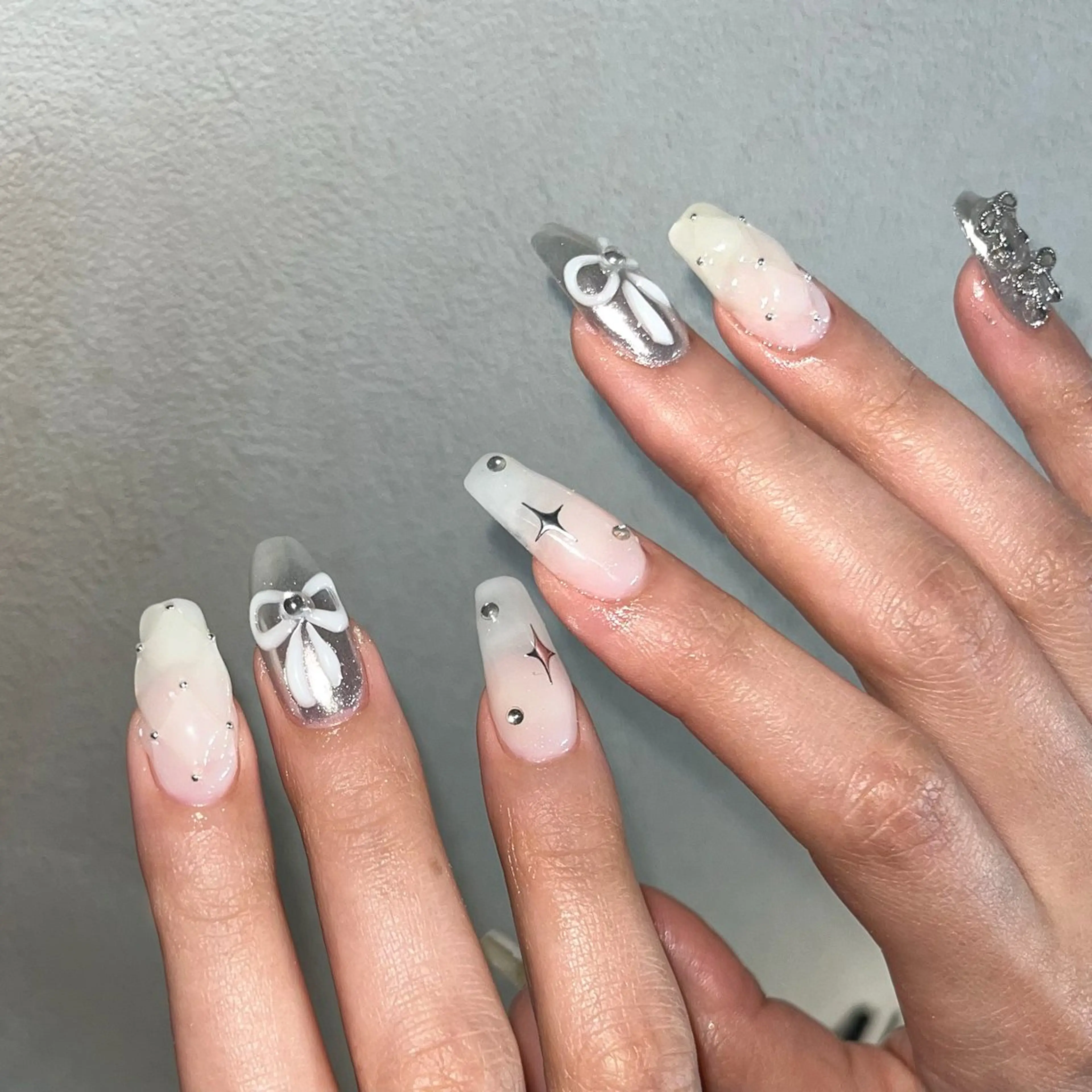 ネイル リボン シルバー スクエアネイル ハンドネイル ハンドケア 🎀NAIL🎀 AI🪄︎︎◝✩のネイルデザイン