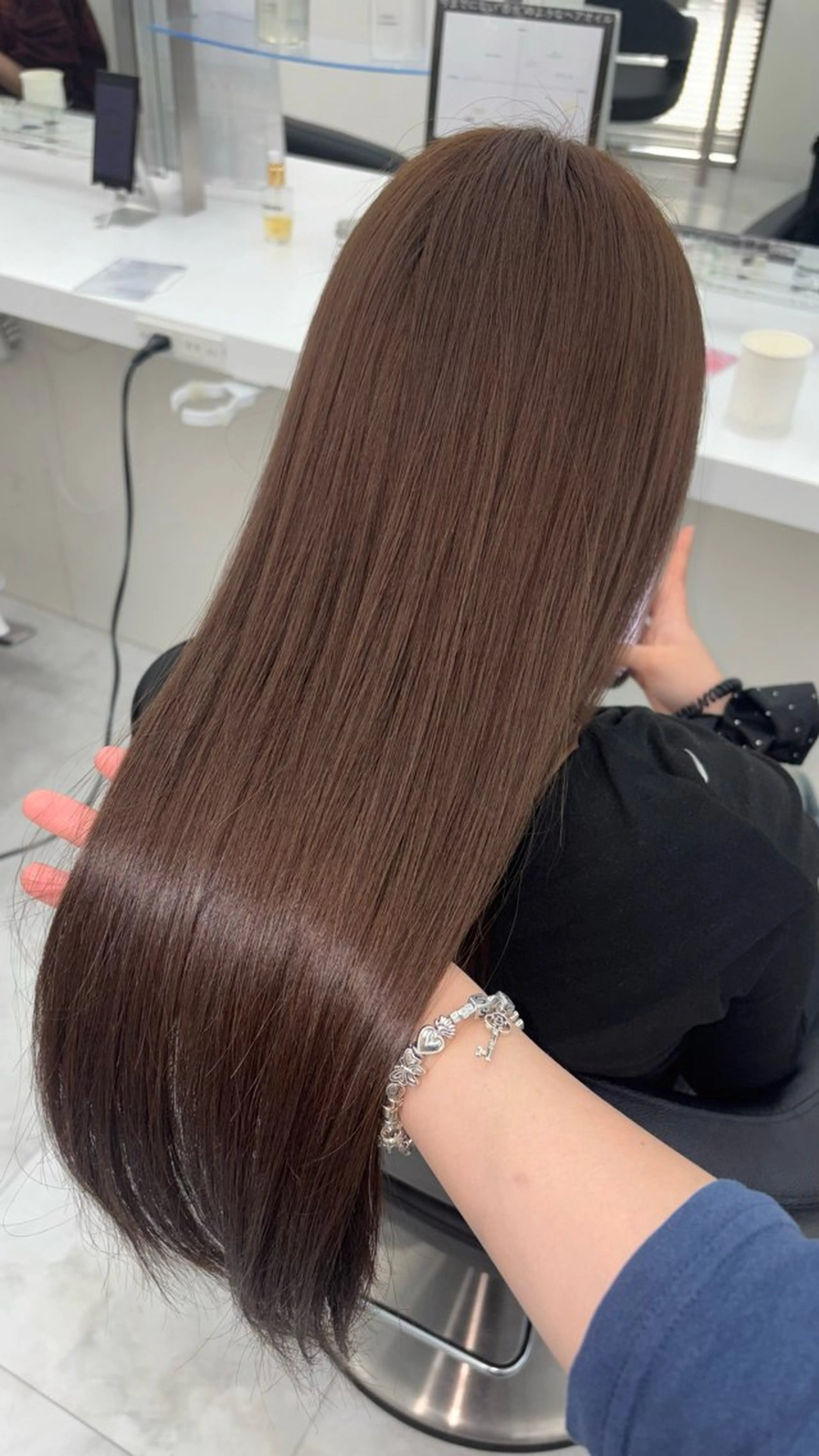 ロング カラー 🖤ハイトーン× レイヤー🖤SARAのヘアスタイル