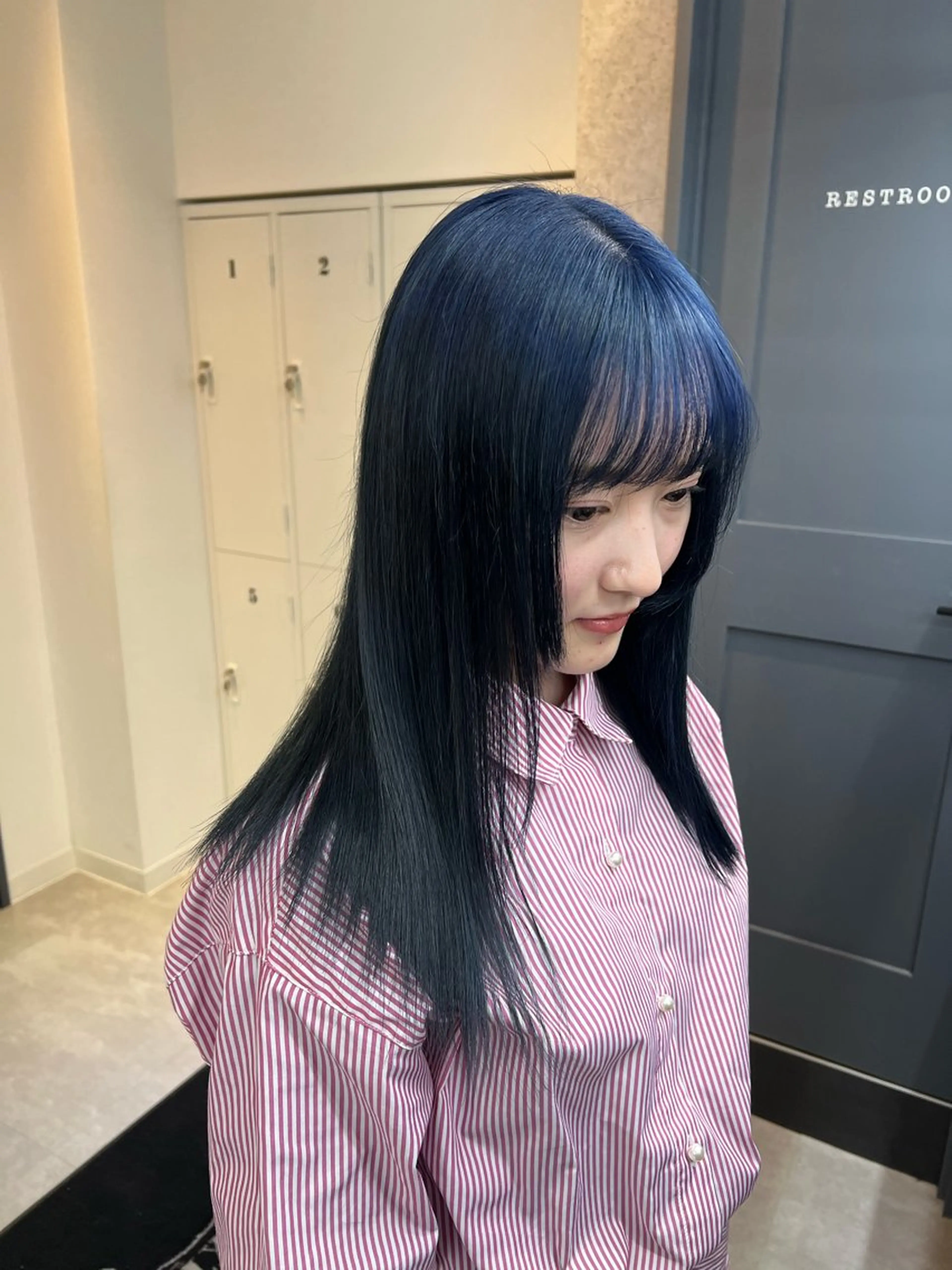 セミロング カラー ブリーチ ブルーカラー 透明感カラー デザインカラー ダブルカラー いろあそび所属・ショート/ウルフ カットモデル募集のヘアスタイル