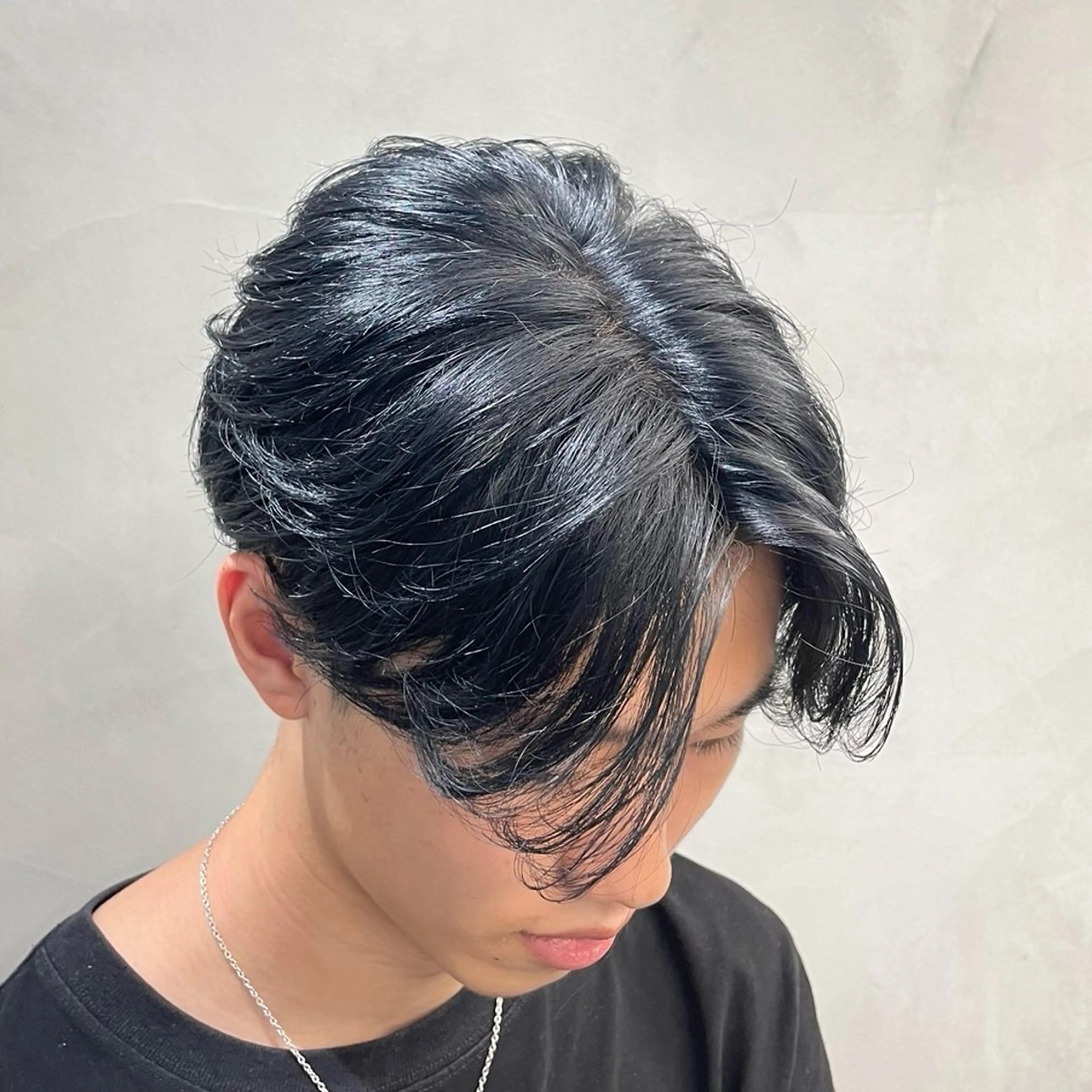 ミディアム カラー ヘアアレンジ メンズ 黒髪 ブルーカラー ブルーブラック fifth Tokyo所属・fifth 石川 凪のヘアスタイル