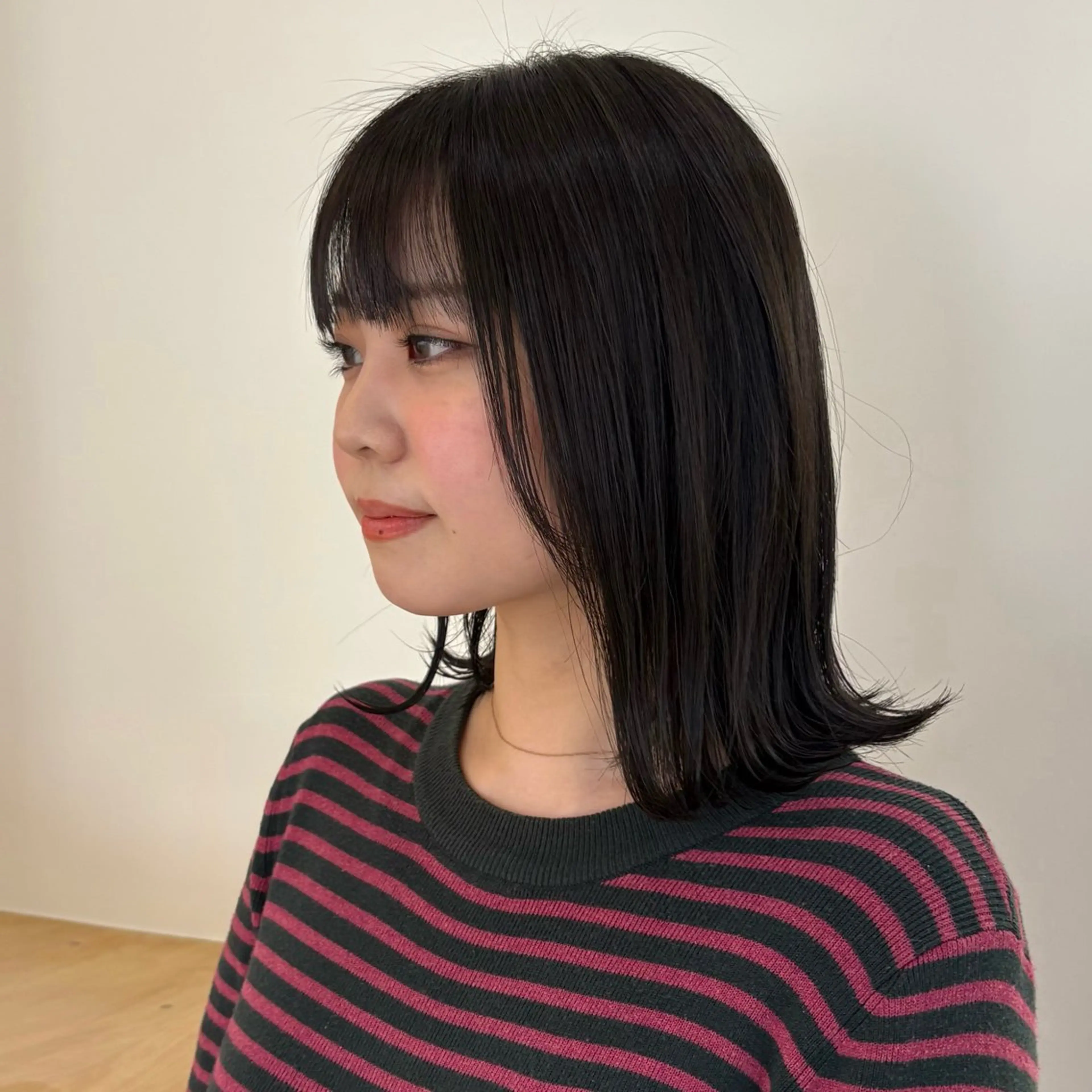 ミディアム 蓑輪璃央 ミディアムレイヤーのヘアスタイル