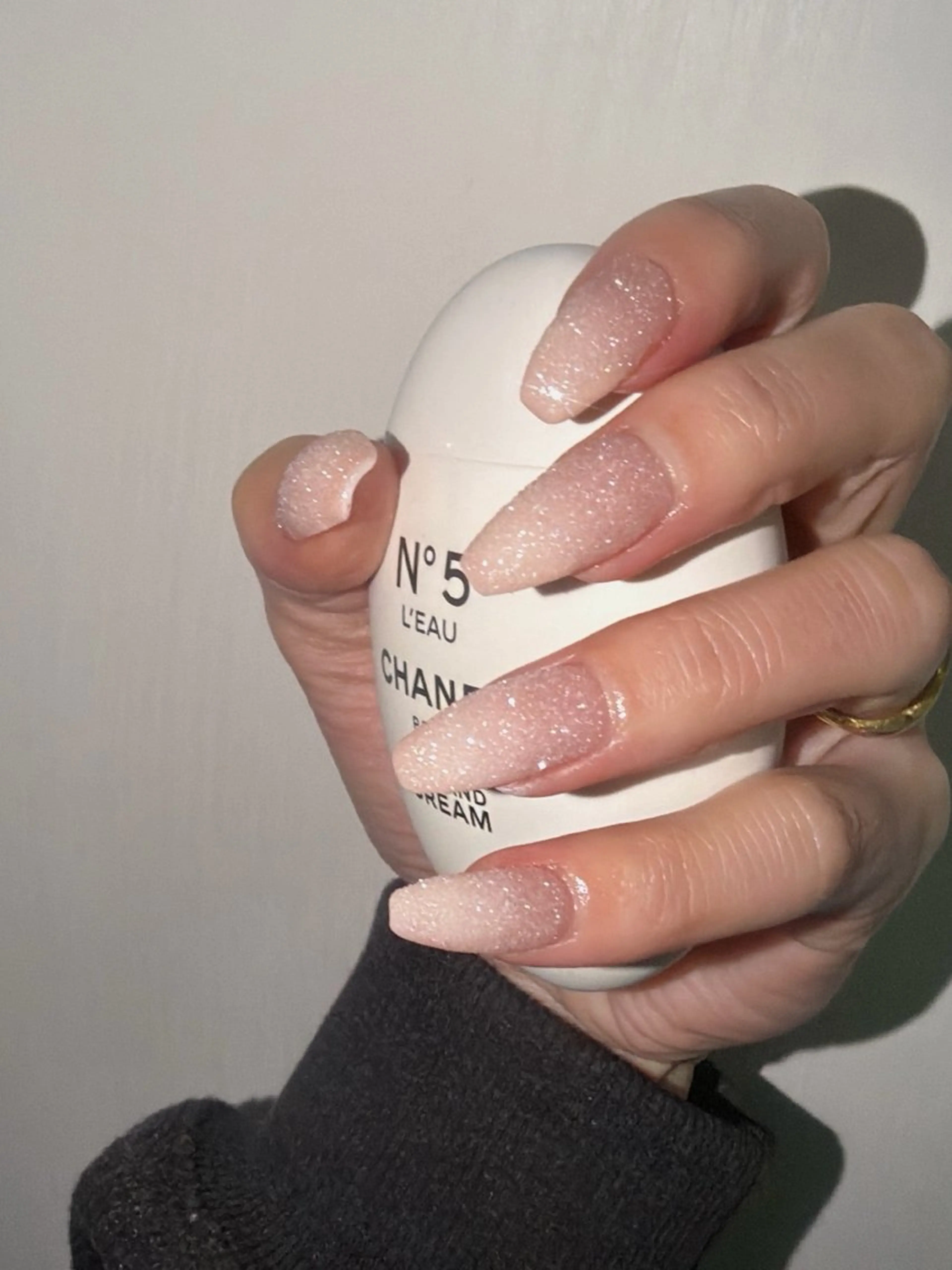 ネイル ハンドネイル anyora nail salon所属・大人ワンホン キラキラ／Ayanoのネイルデザイン