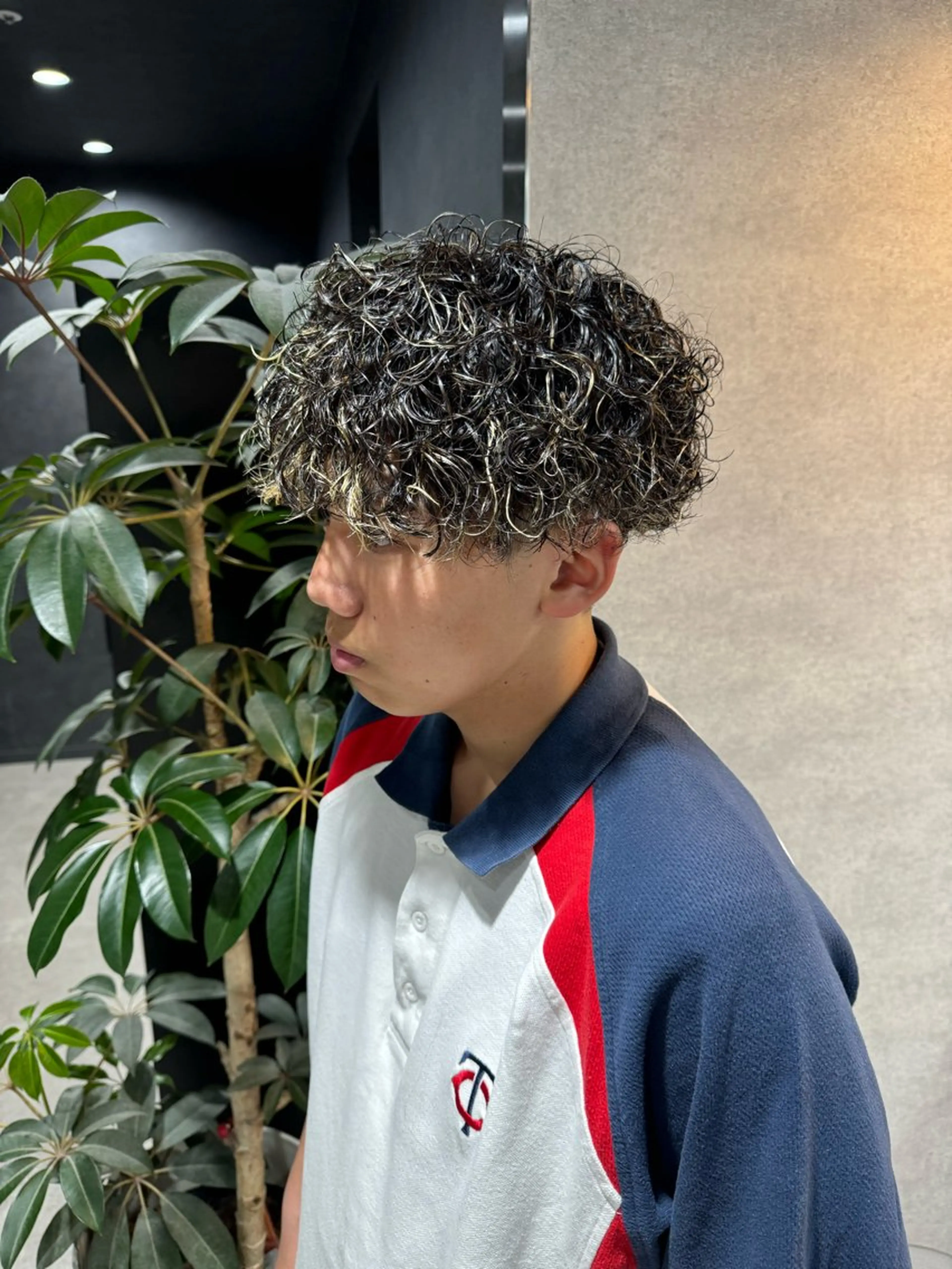 ショート カラー パーマ ヘアアレンジ メンズ メンズブリーチ センターパート メンズハイライト メンズハイトーン マッシュ カット パーマ トリートメント ヘッドスパ ヘアセット スパイキー/フェザー /波巻き/かいとのヘアスタイル