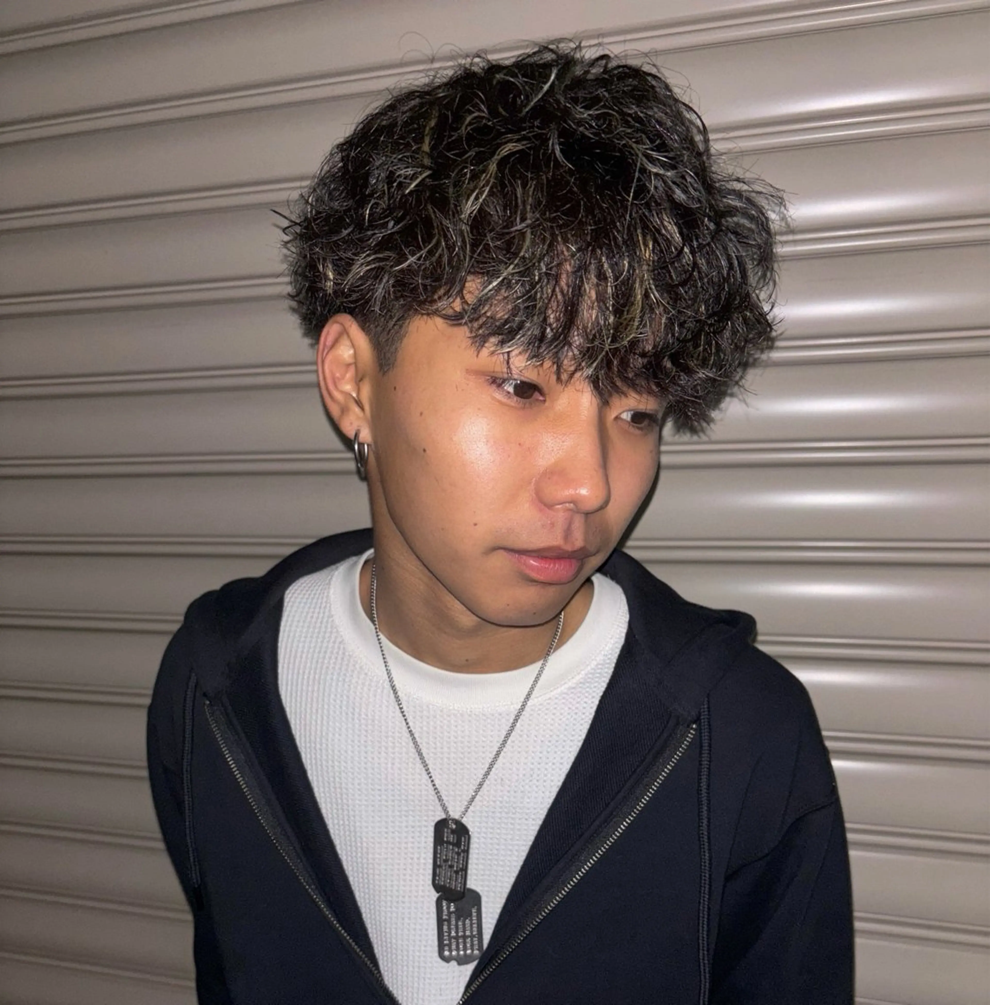 ショート カラー パーマ メンズ メンズブリーチ メンズハイライト メンズパーマ 波巻きパーマ ブリーチ 平井 颯斗のヘアスタイル