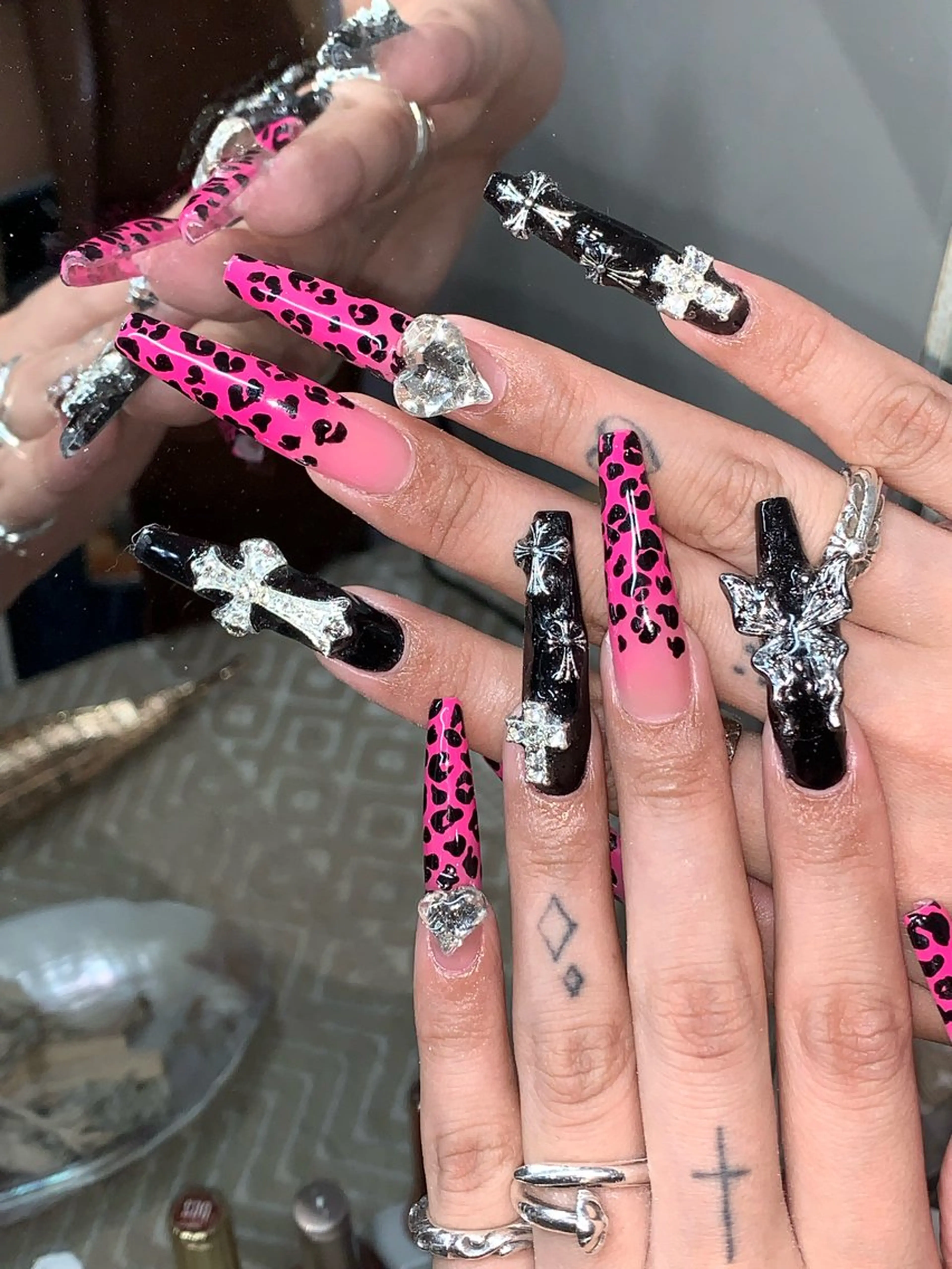 ネイル ハンドネイル NES NAIL所属・さゆり￤推しキャラ ￤ロングネイル🩷のネイルデザイン